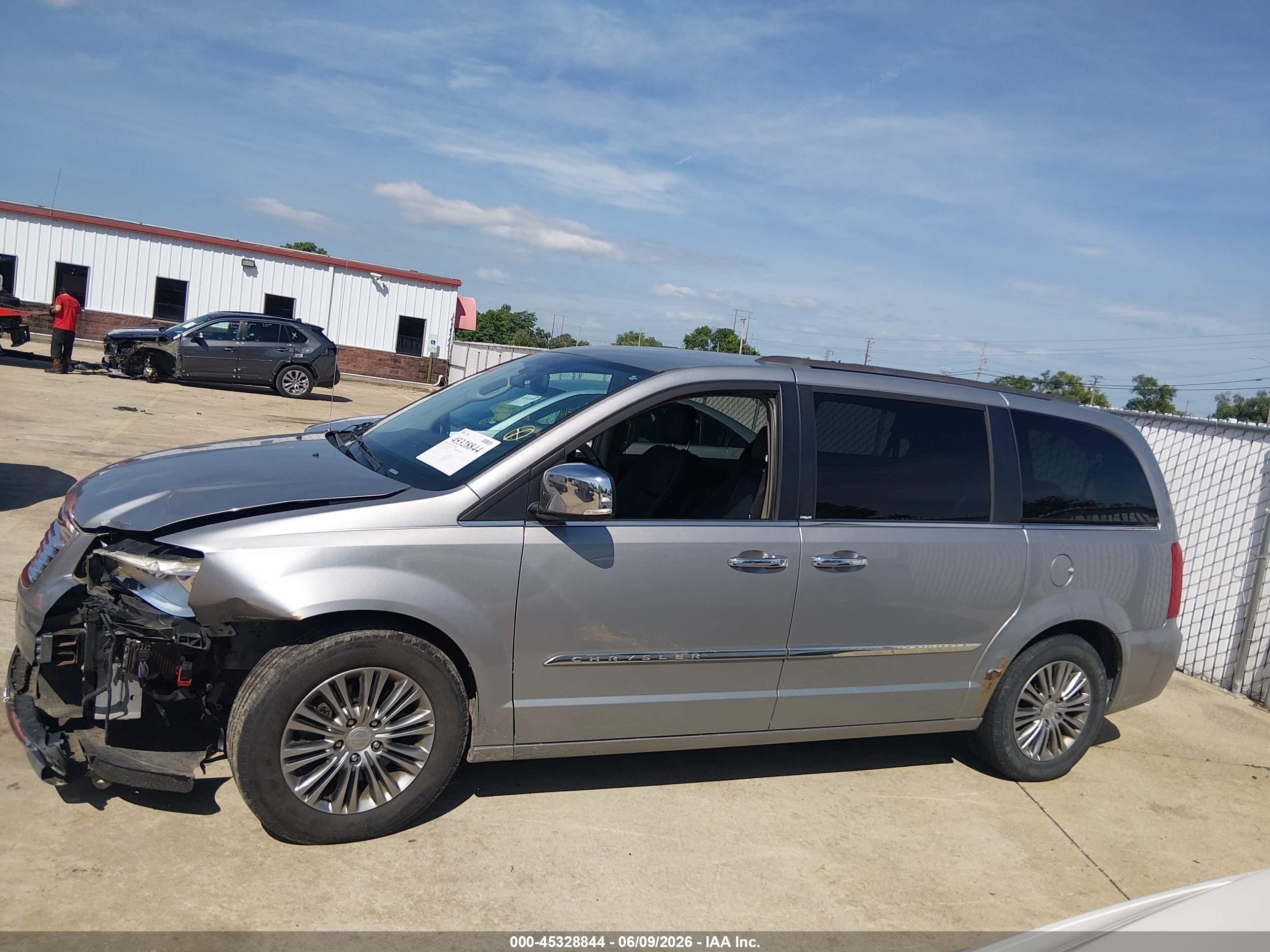 2014 Chrysler Town & Country Touring-l Silver vin: 2C4RC1CG3ER234353