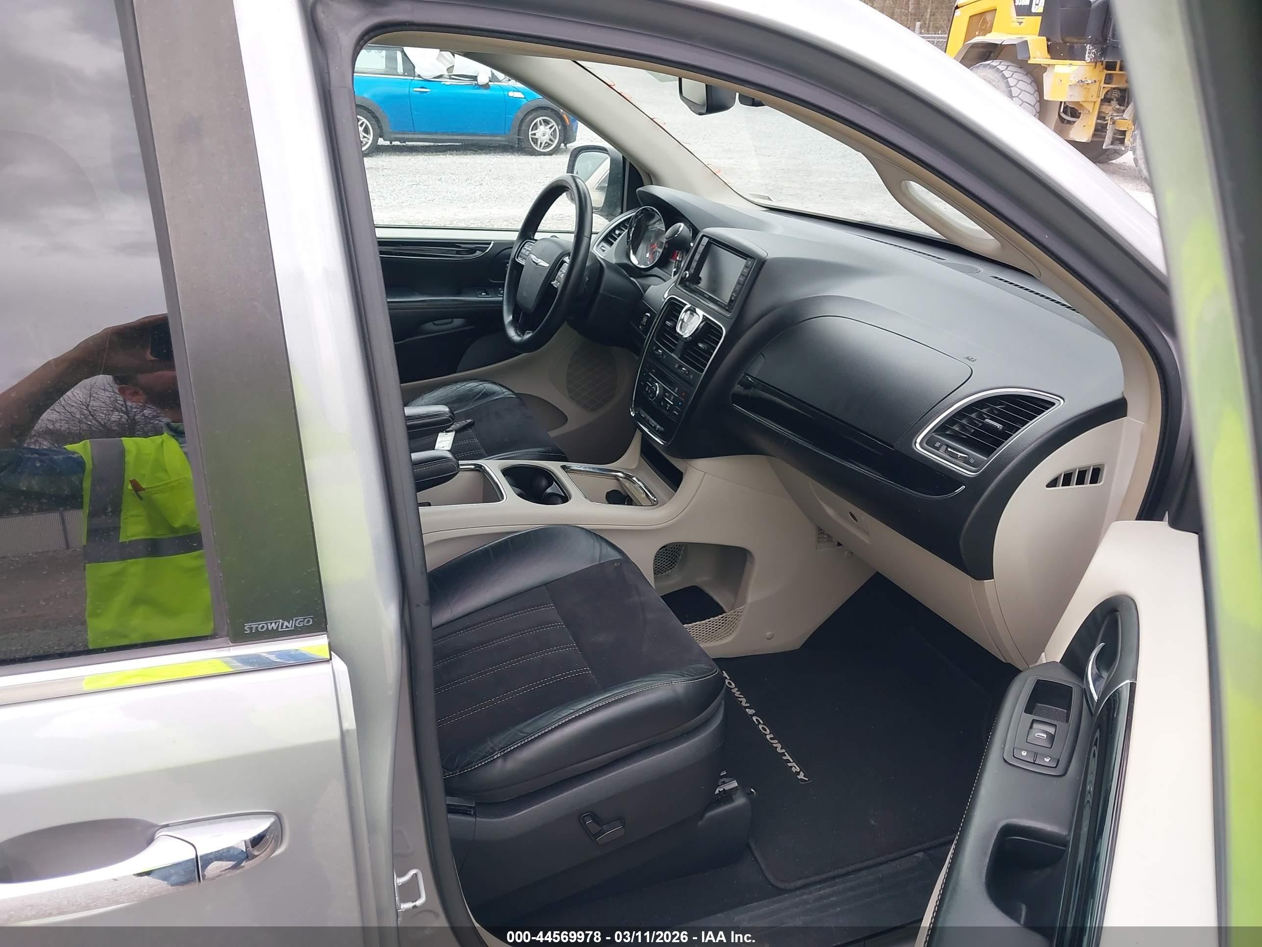 2014 Chrysler Town & Country Touring-l 30th Anniversary Silver vin: 2C4RC1CG3ER258782