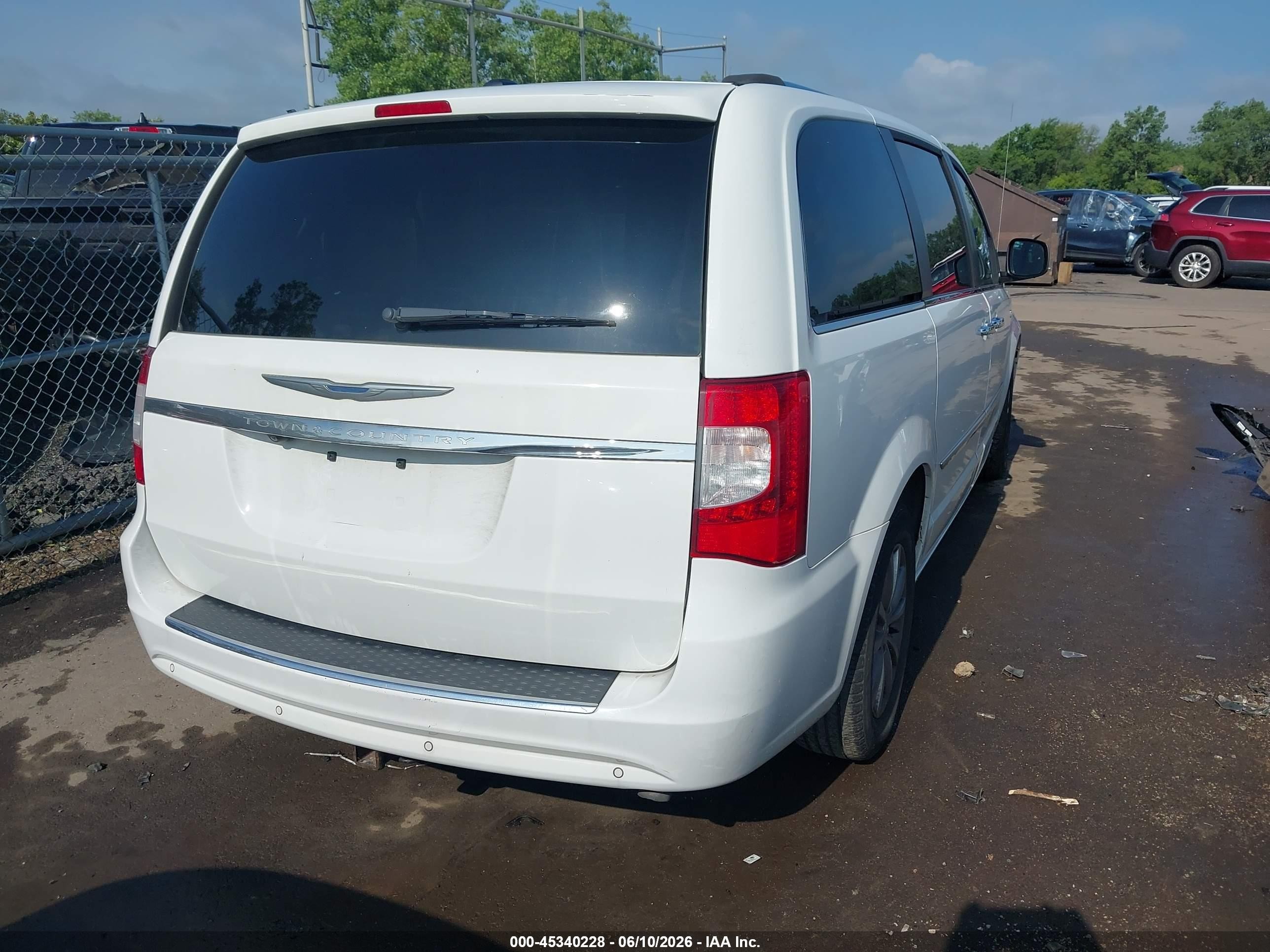 2014 Chrysler Town & Country Touring-l 30th Anniversary White vin: 2C4RC1CG3ER409944