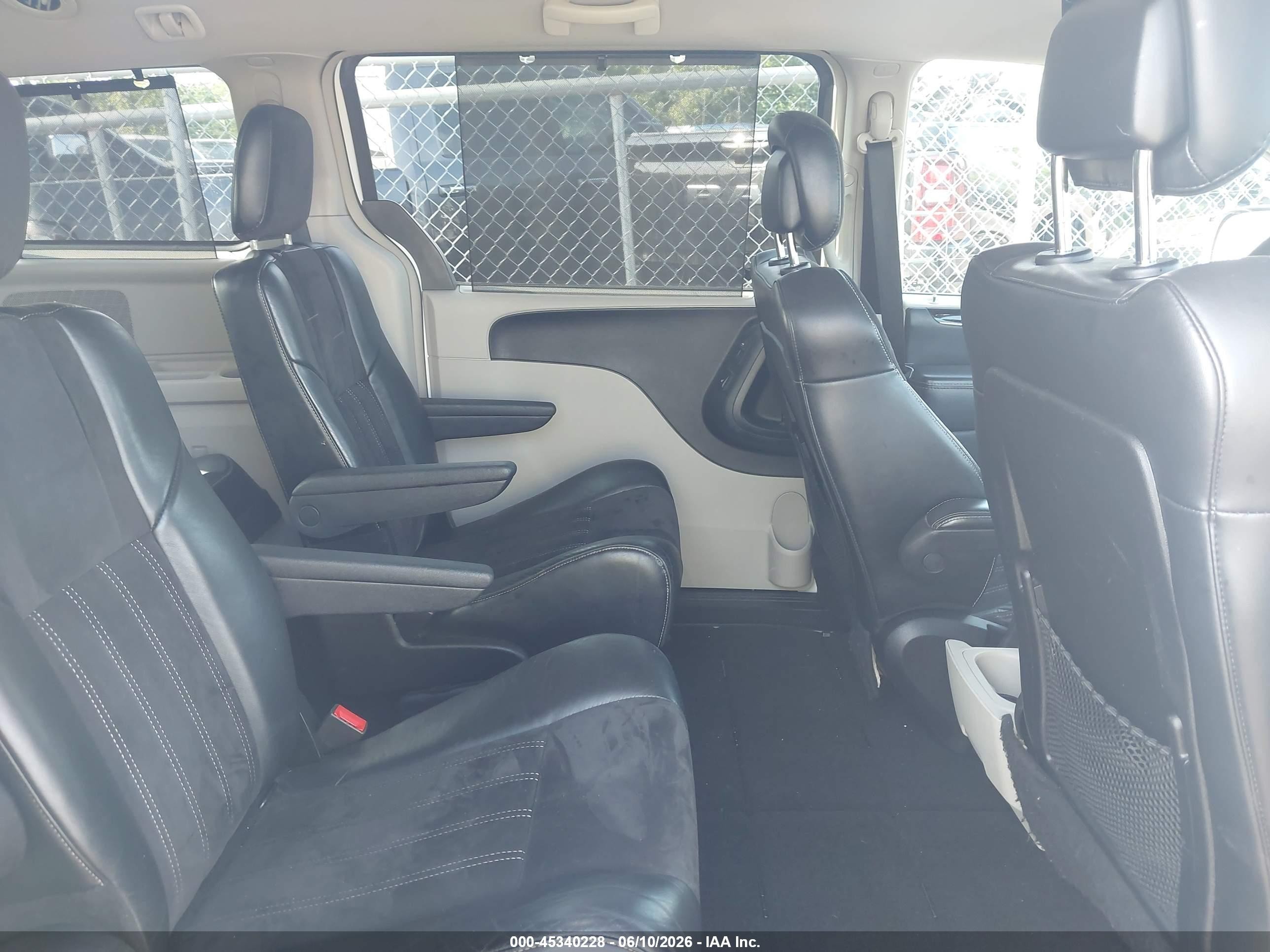 2014 Chrysler Town & Country Touring-l 30th Anniversary White vin: 2C4RC1CG3ER409944
