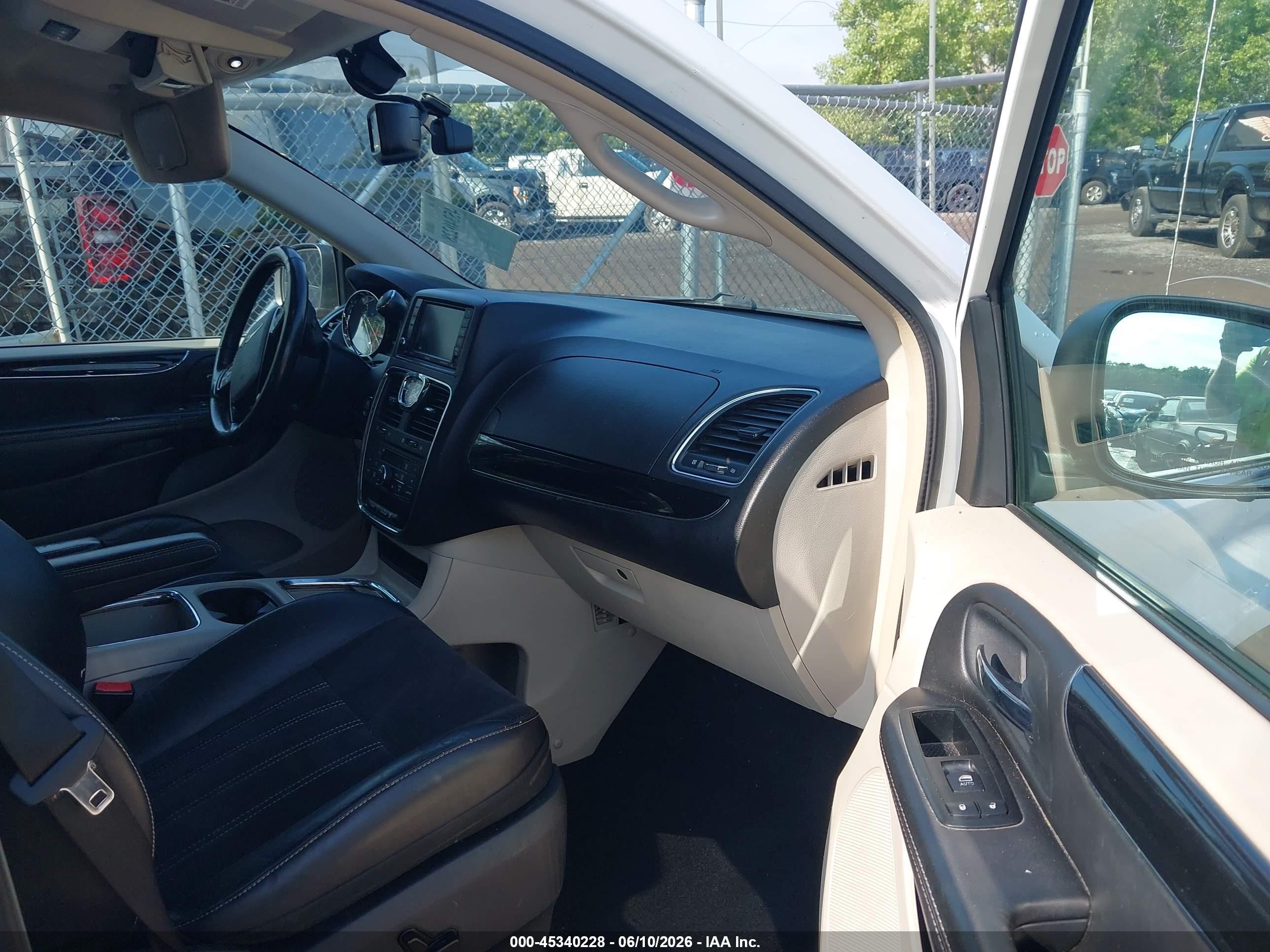 2014 Chrysler Town & Country Touring-l 30th Anniversary White vin: 2C4RC1CG3ER409944