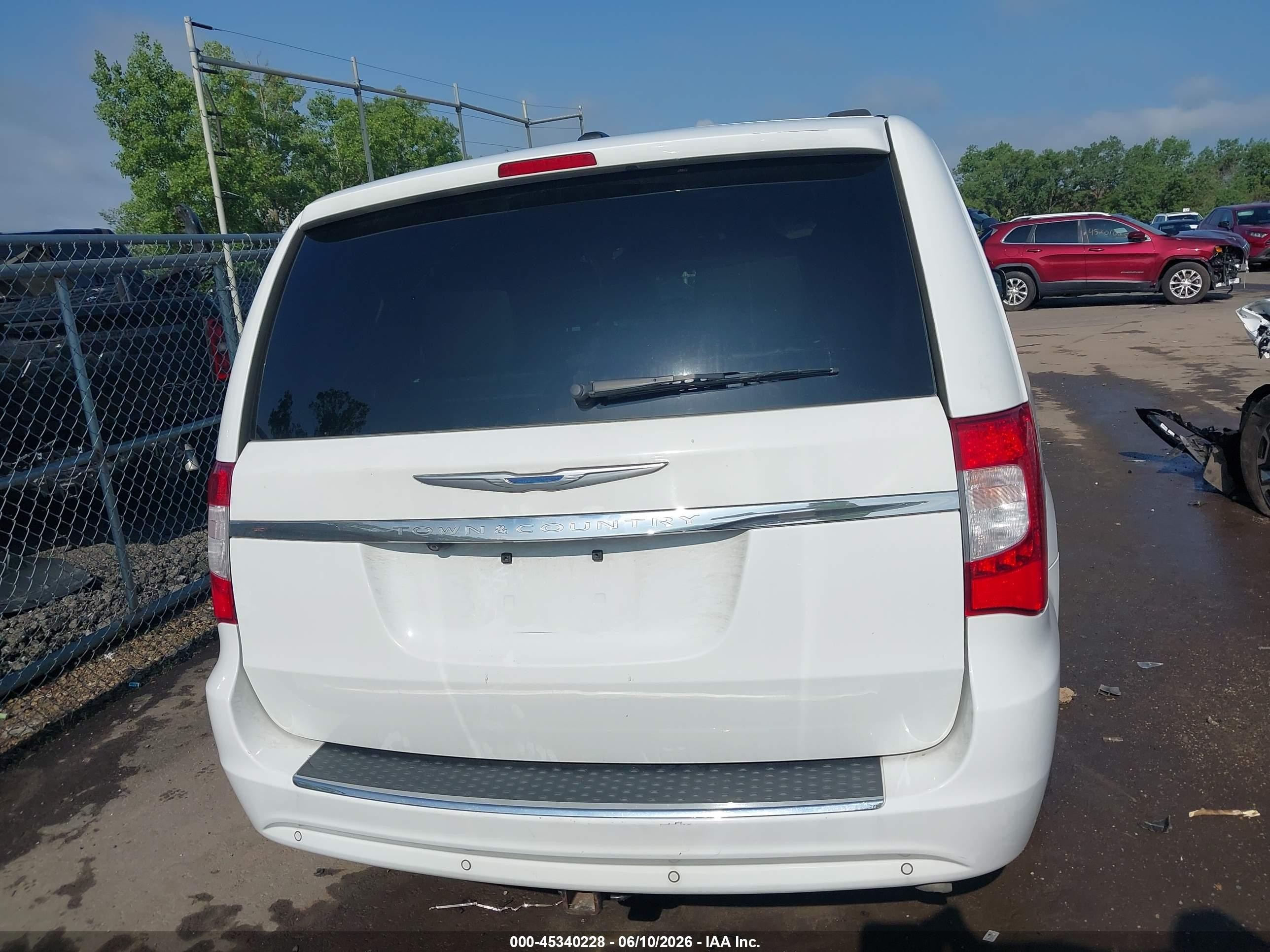2014 Chrysler Town & Country Touring-l 30th Anniversary White vin: 2C4RC1CG3ER409944