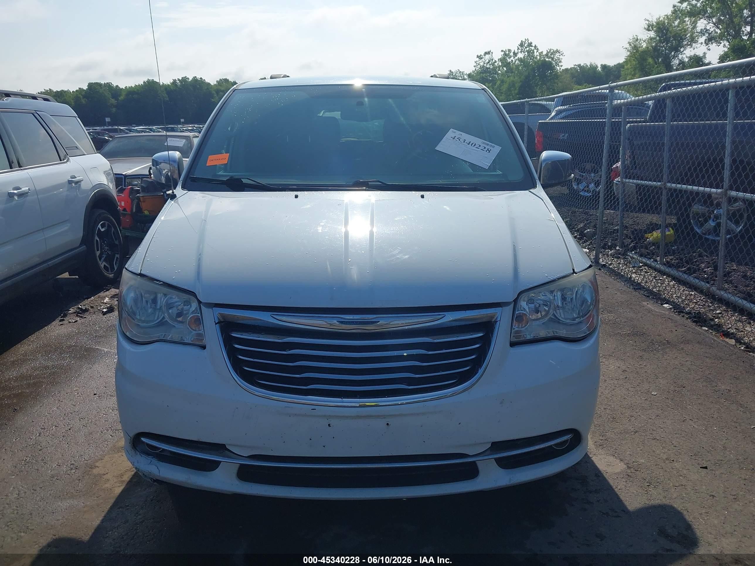 2014 Chrysler Town & Country Touring-l 30th Anniversary White vin: 2C4RC1CG3ER409944