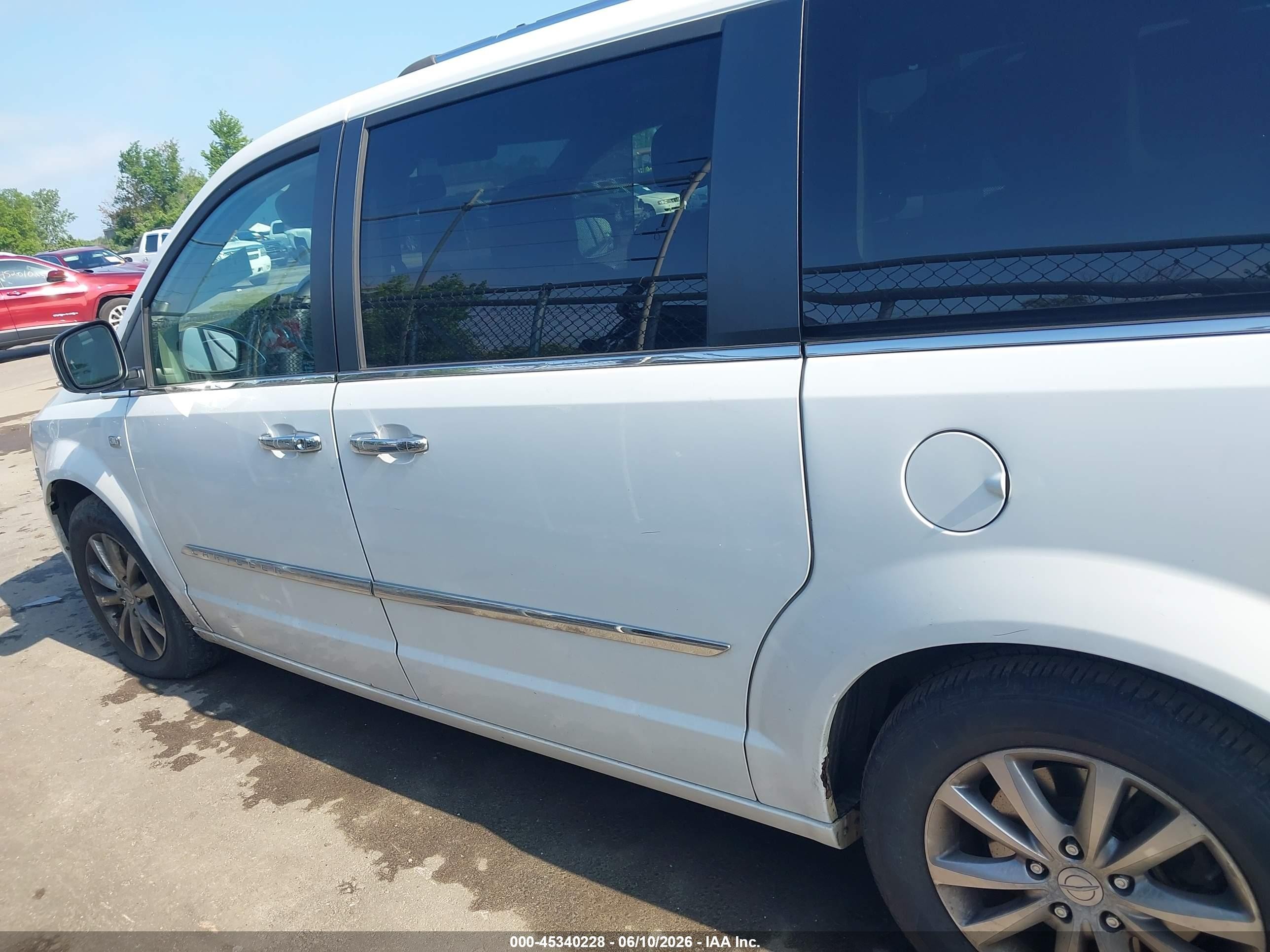 2014 Chrysler Town & Country Touring-l 30th Anniversary White vin: 2C4RC1CG3ER409944