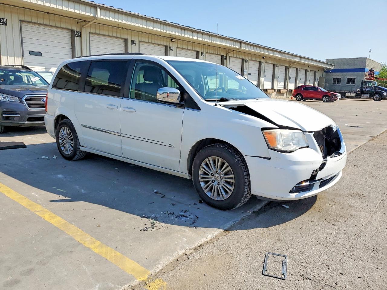 2015 Chrysler Town & Country Touring L White vin: 2C4RC1CG3FR582316