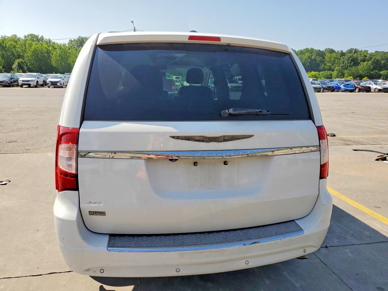 2015 Chrysler Town & Country Touring L White vin: 2C4RC1CG3FR582316