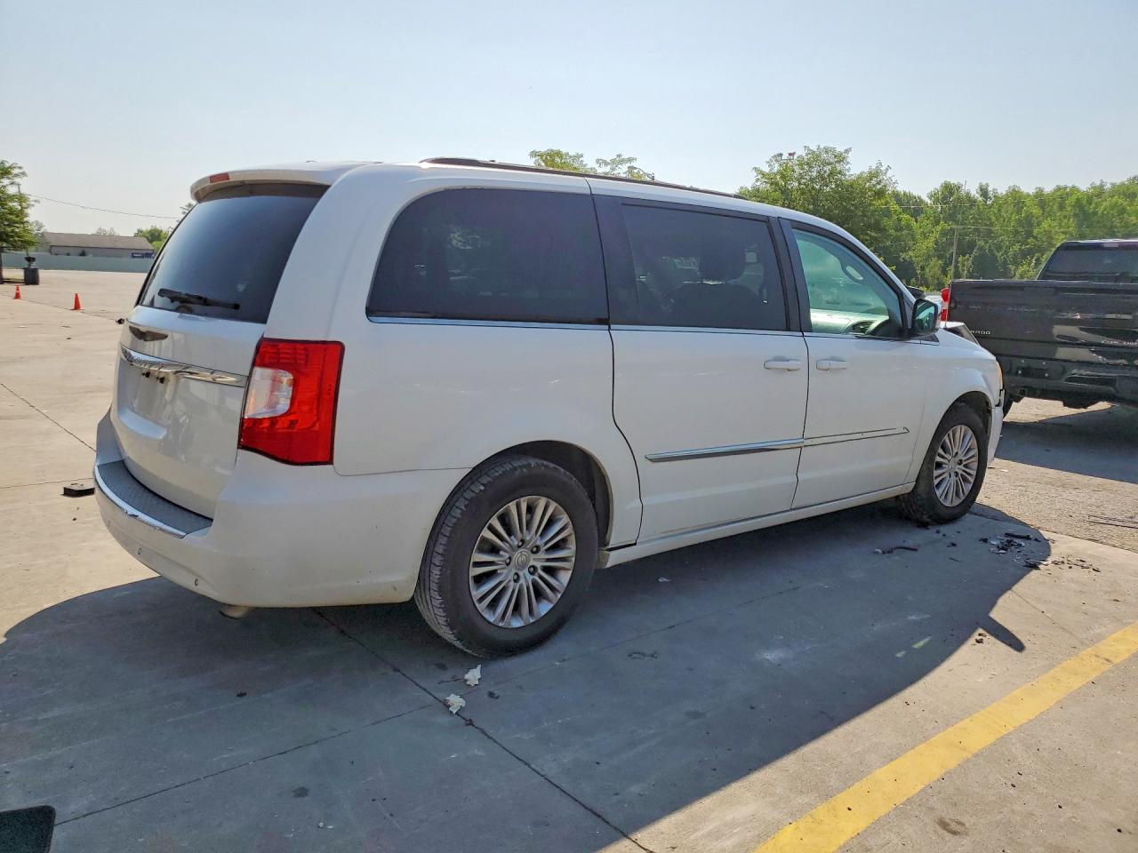 2015 Chrysler Town & Country Touring L White vin: 2C4RC1CG3FR582316