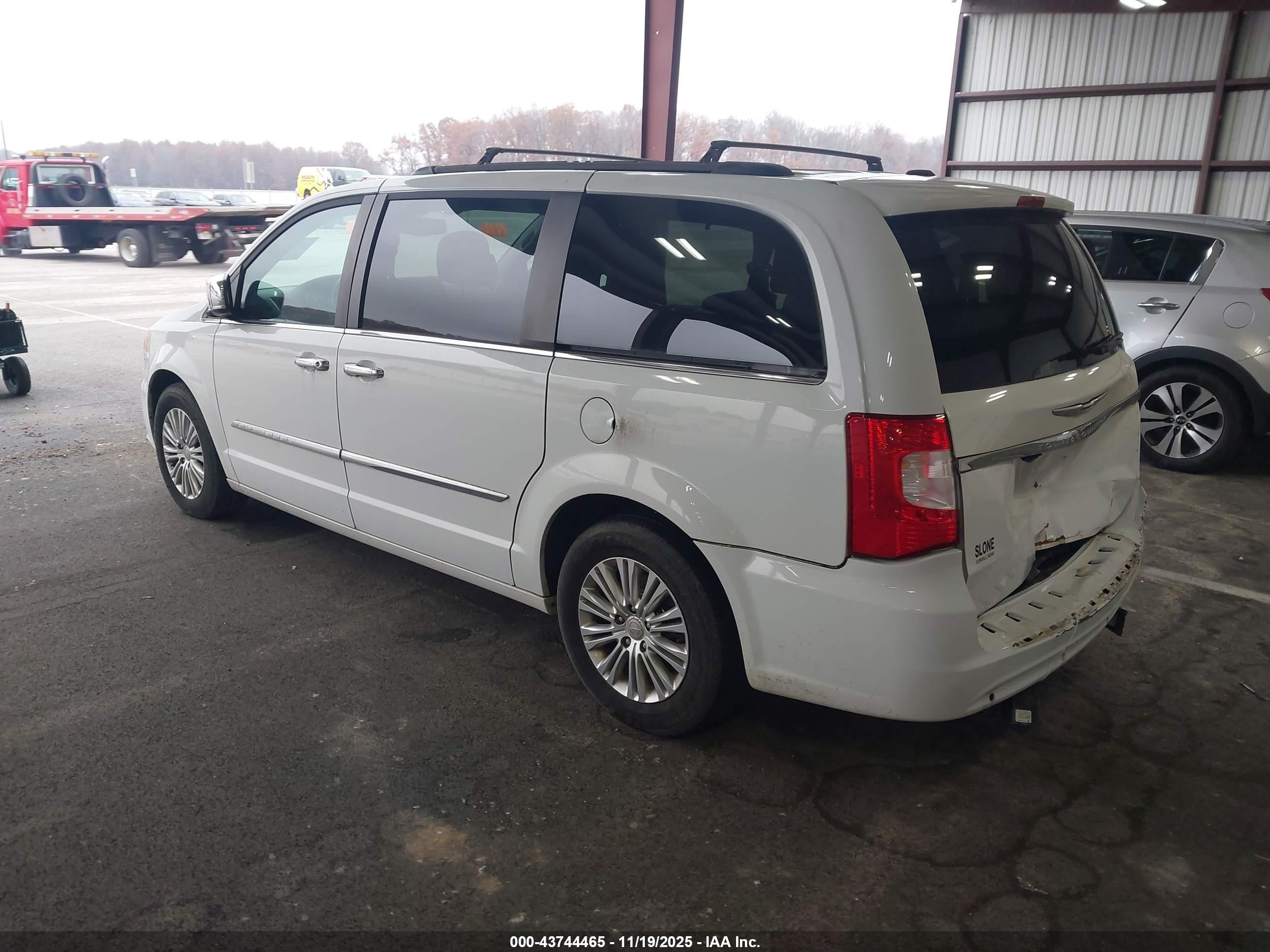 2015 Chrysler Town & Country Touring-l White vin: 2C4RC1CG3FR674610
