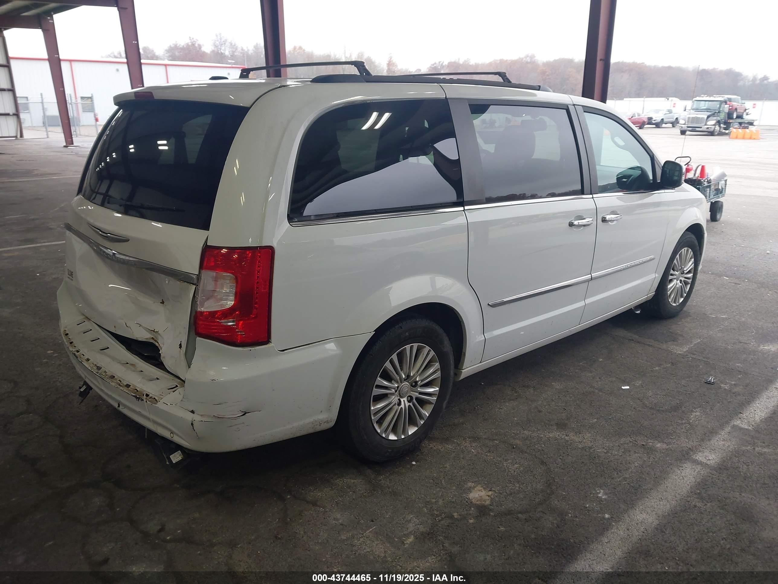 2015 Chrysler Town & Country Touring-l White vin: 2C4RC1CG3FR674610