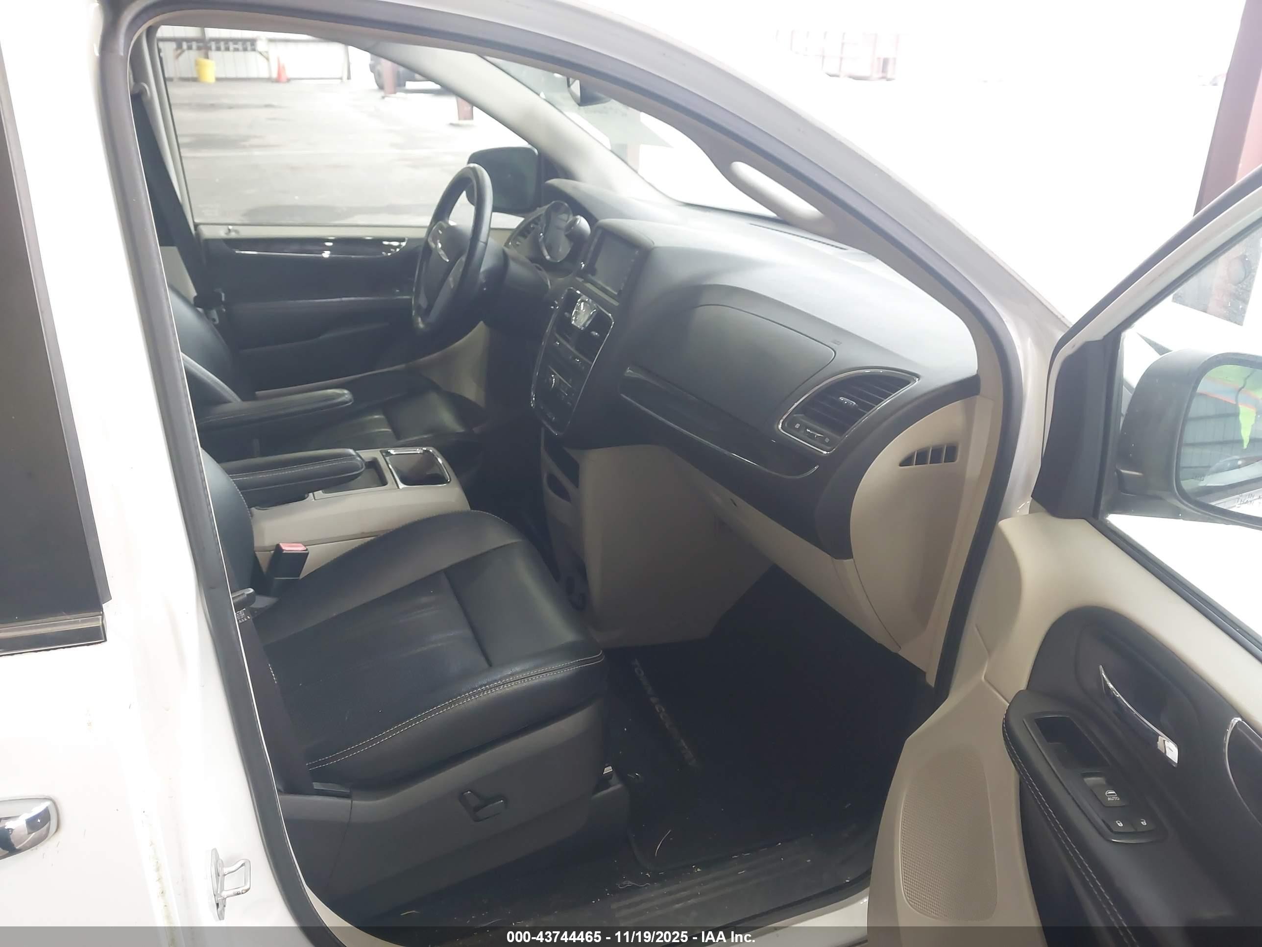 2015 Chrysler Town & Country Touring-l White vin: 2C4RC1CG3FR674610