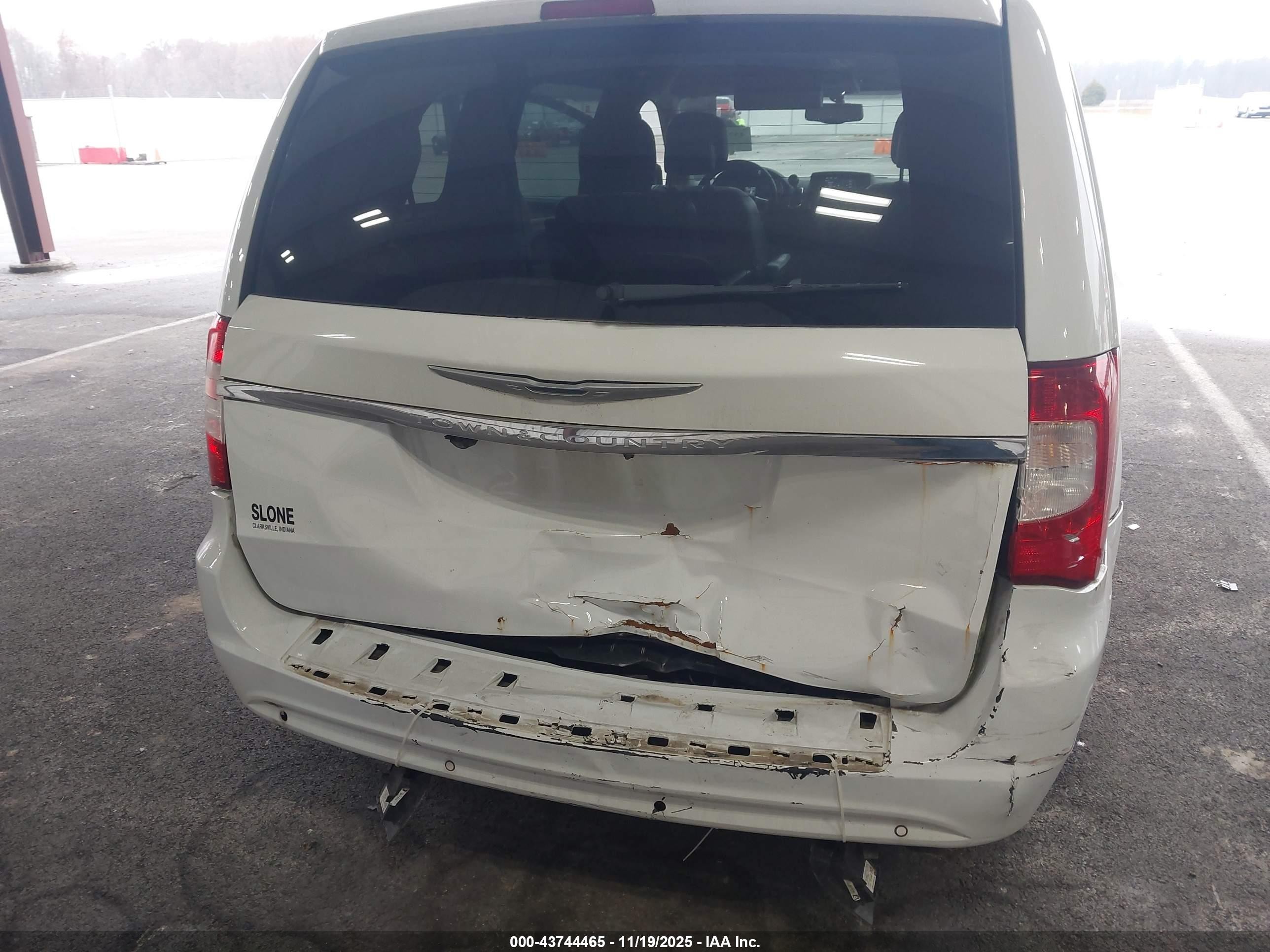 2015 Chrysler Town & Country Touring-l White vin: 2C4RC1CG3FR674610