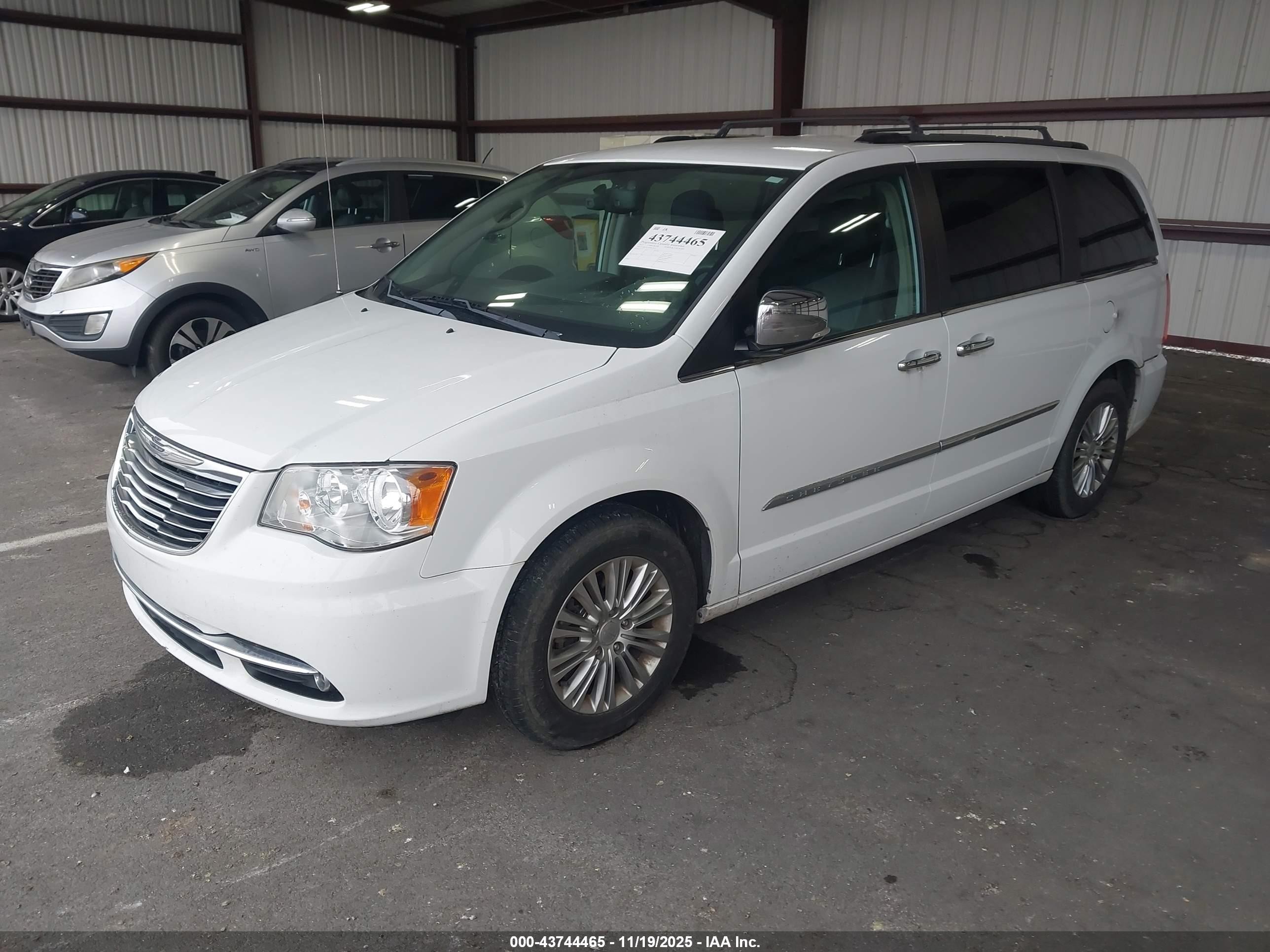 2015 Chrysler Town & Country Touring-l White vin: 2C4RC1CG3FR674610