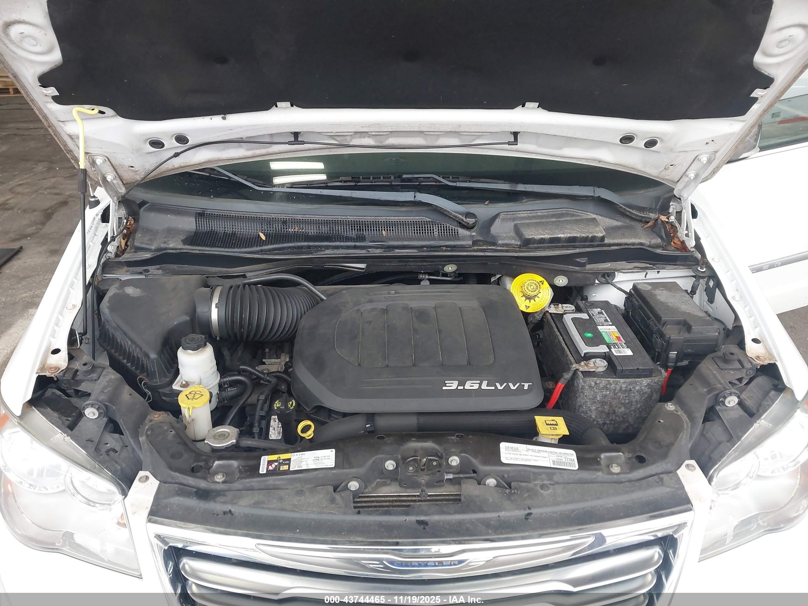 2015 Chrysler Town & Country Touring-l White vin: 2C4RC1CG3FR674610