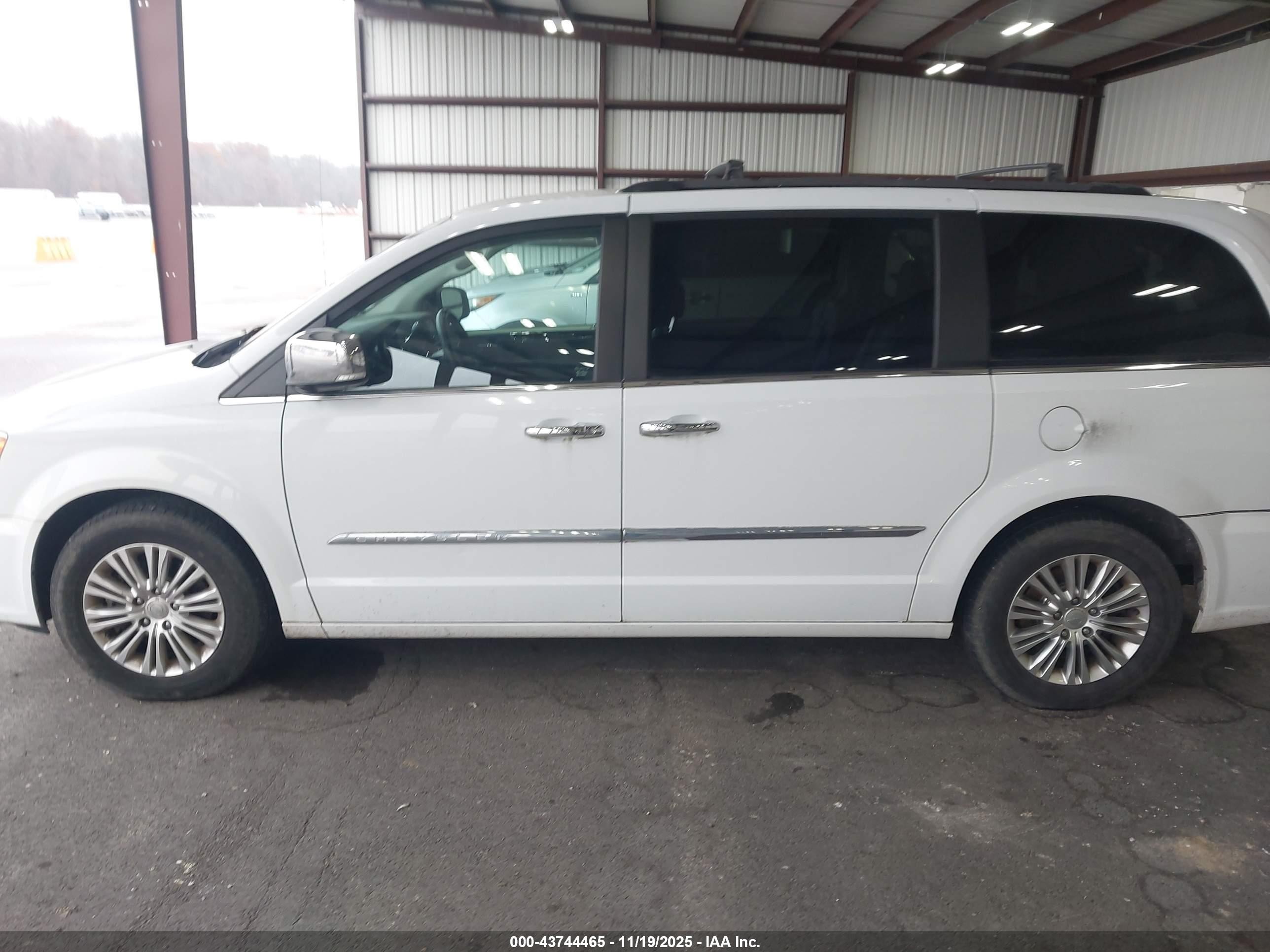 2015 Chrysler Town & Country Touring-l White vin: 2C4RC1CG3FR674610