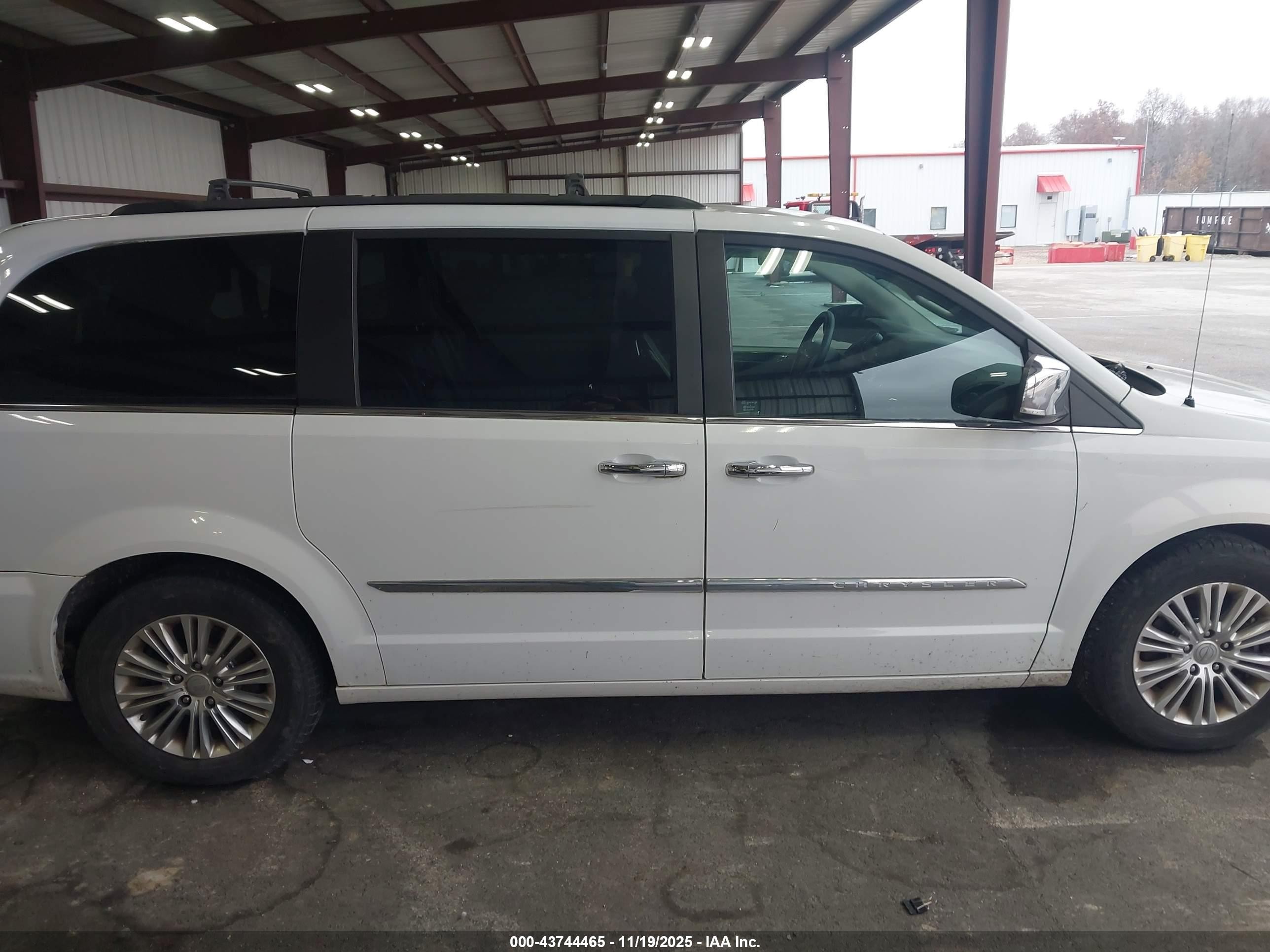 2015 Chrysler Town & Country Touring-l White vin: 2C4RC1CG3FR674610