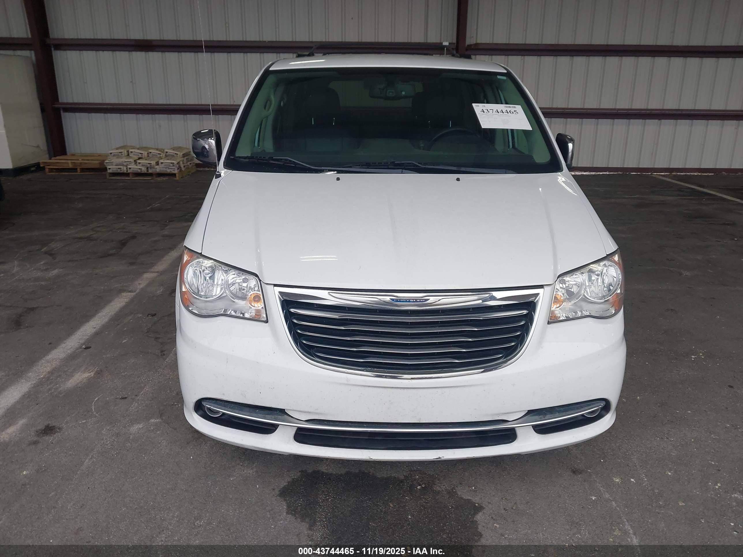 2015 Chrysler Town & Country Touring-l White vin: 2C4RC1CG3FR674610