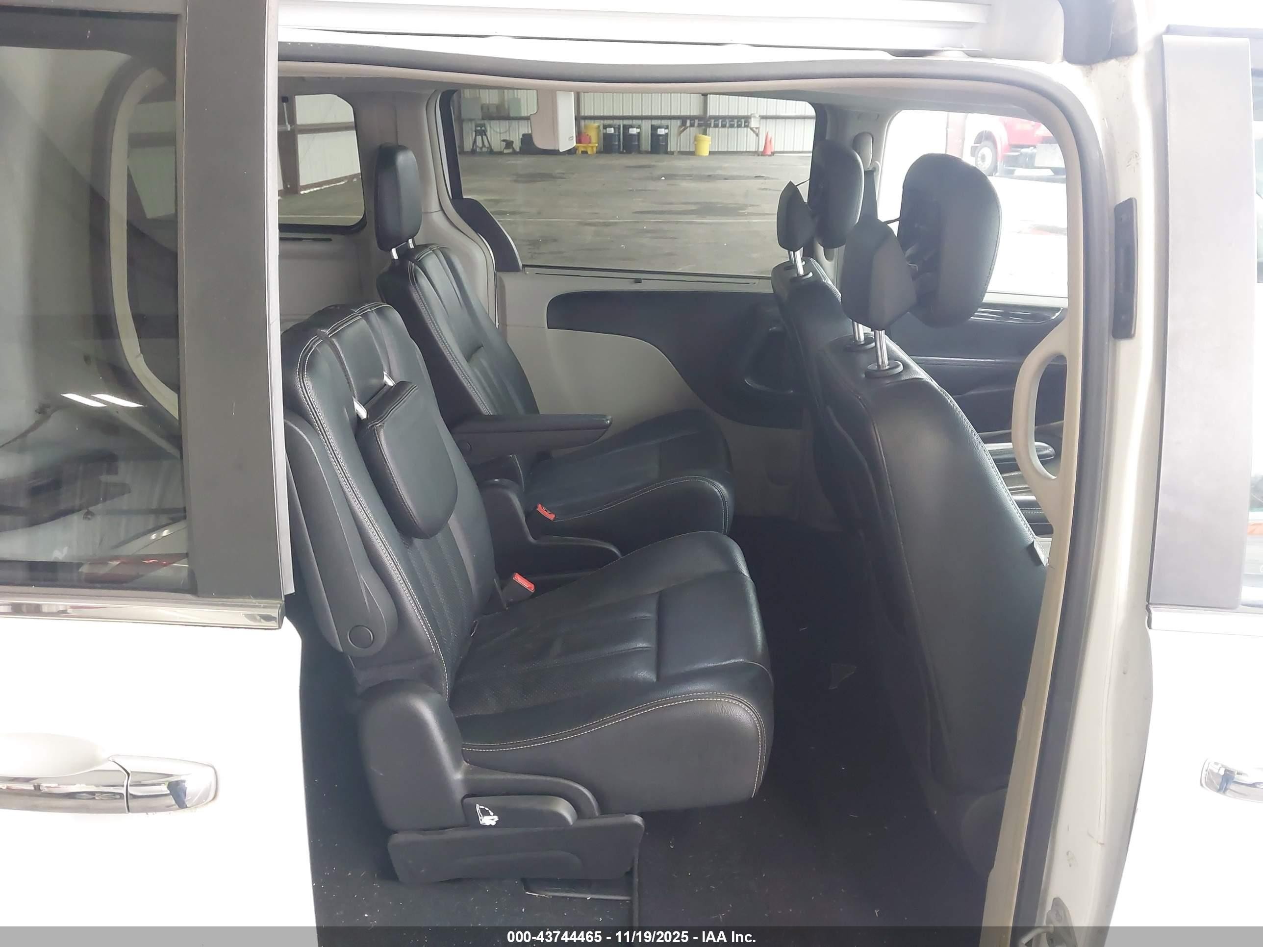 2015 Chrysler Town & Country Touring-l White vin: 2C4RC1CG3FR674610