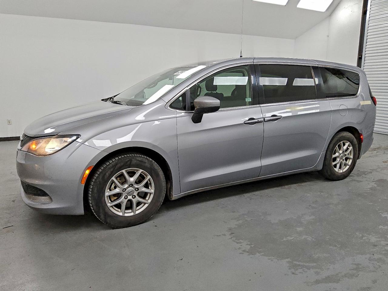 2021 Chrysler Voyager Lx Silver vin: 2C4RC1CG3MR580269