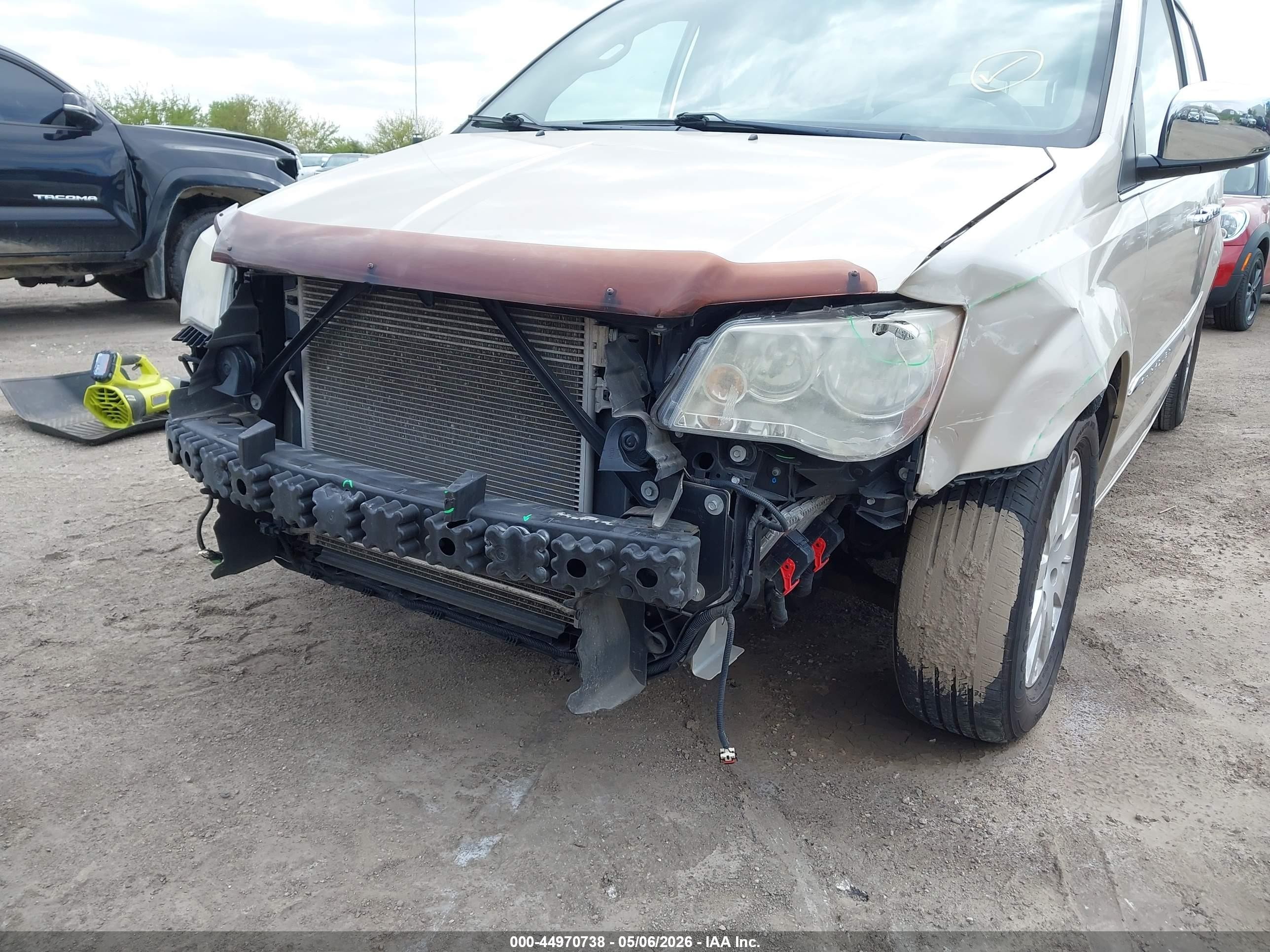 2012 Chrysler Town & Country Touring-l Бежевый vin: 2C4RC1CG4CR327069