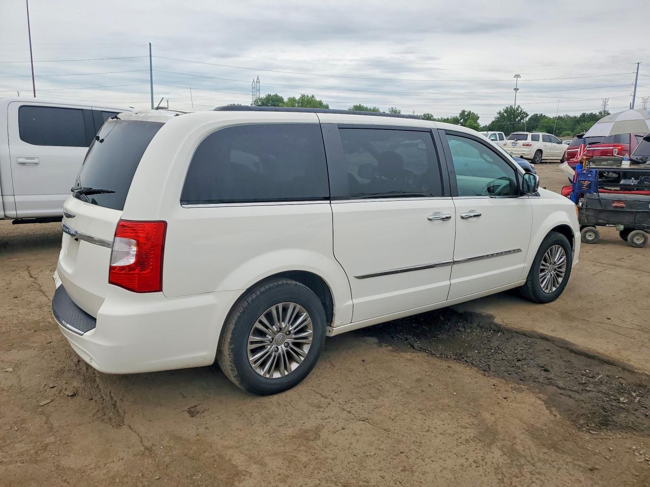 2013 Chrysler Town & Country Touring L White vin: 2C4RC1CG4DR565053