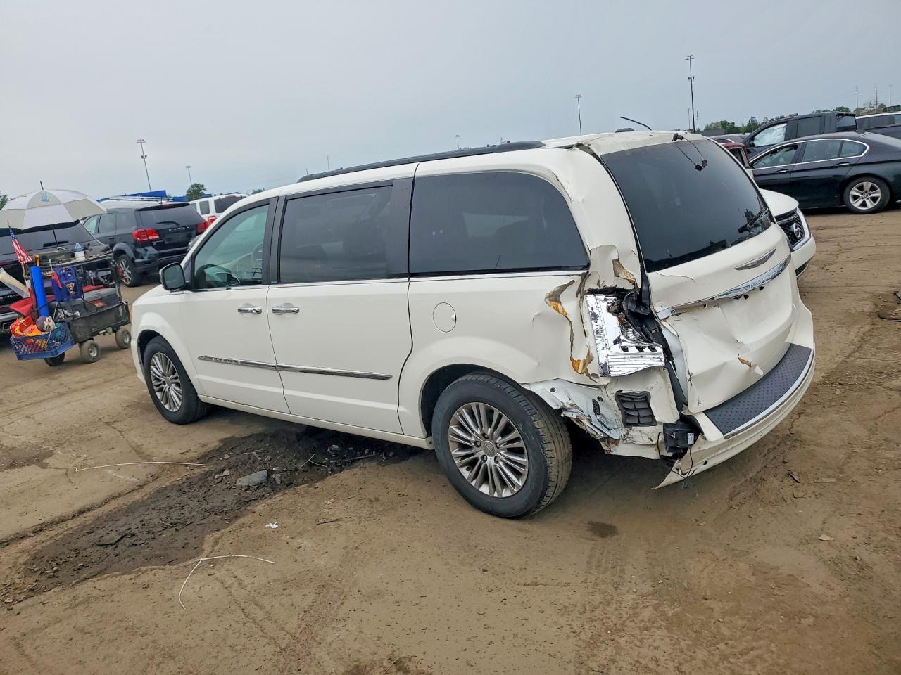 2013 Chrysler Town & Country Touring L White vin: 2C4RC1CG4DR565053