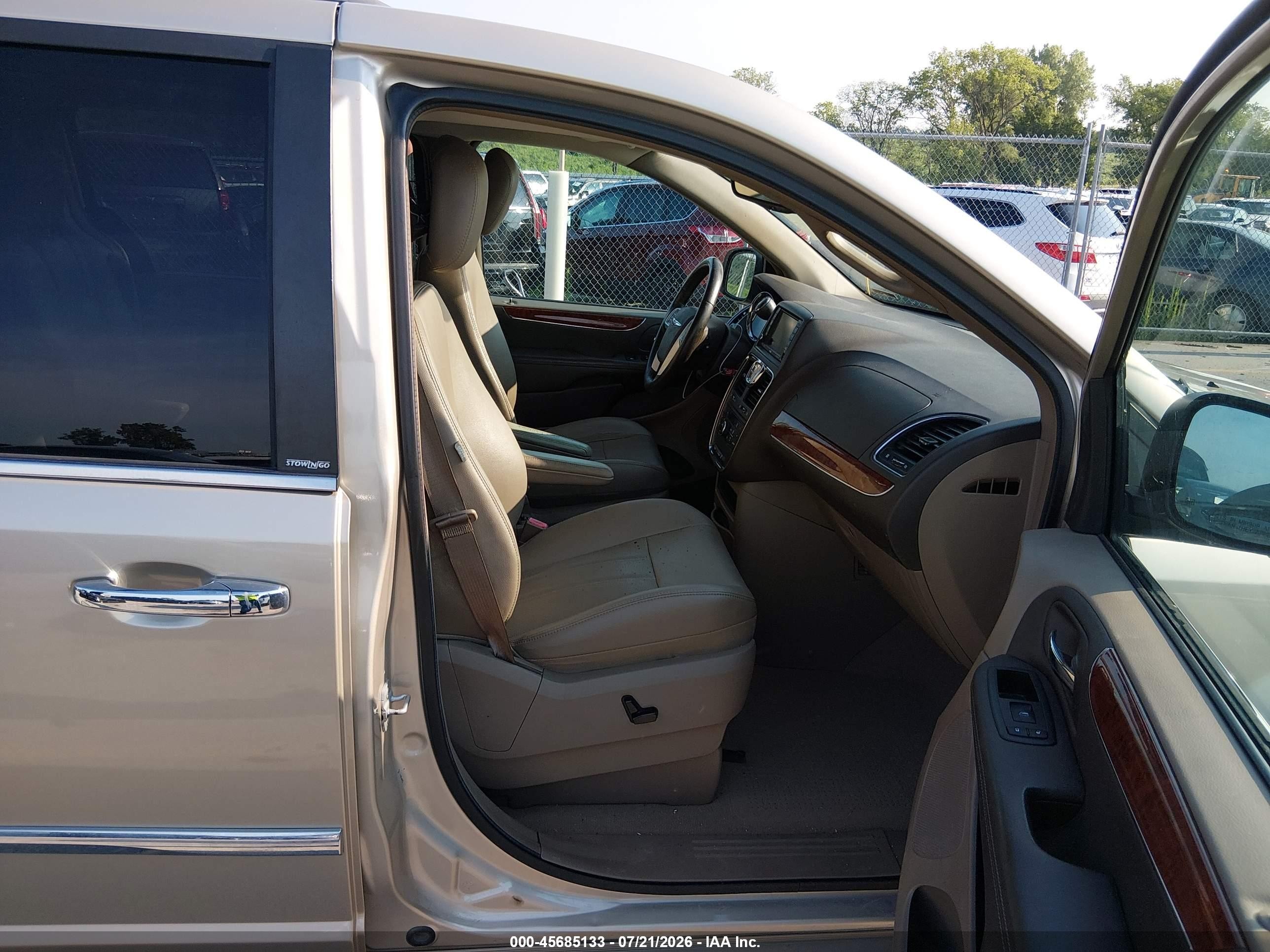 2013 Chrysler Town & Country Touring-l Gold vin: 2C4RC1CG4DR645839