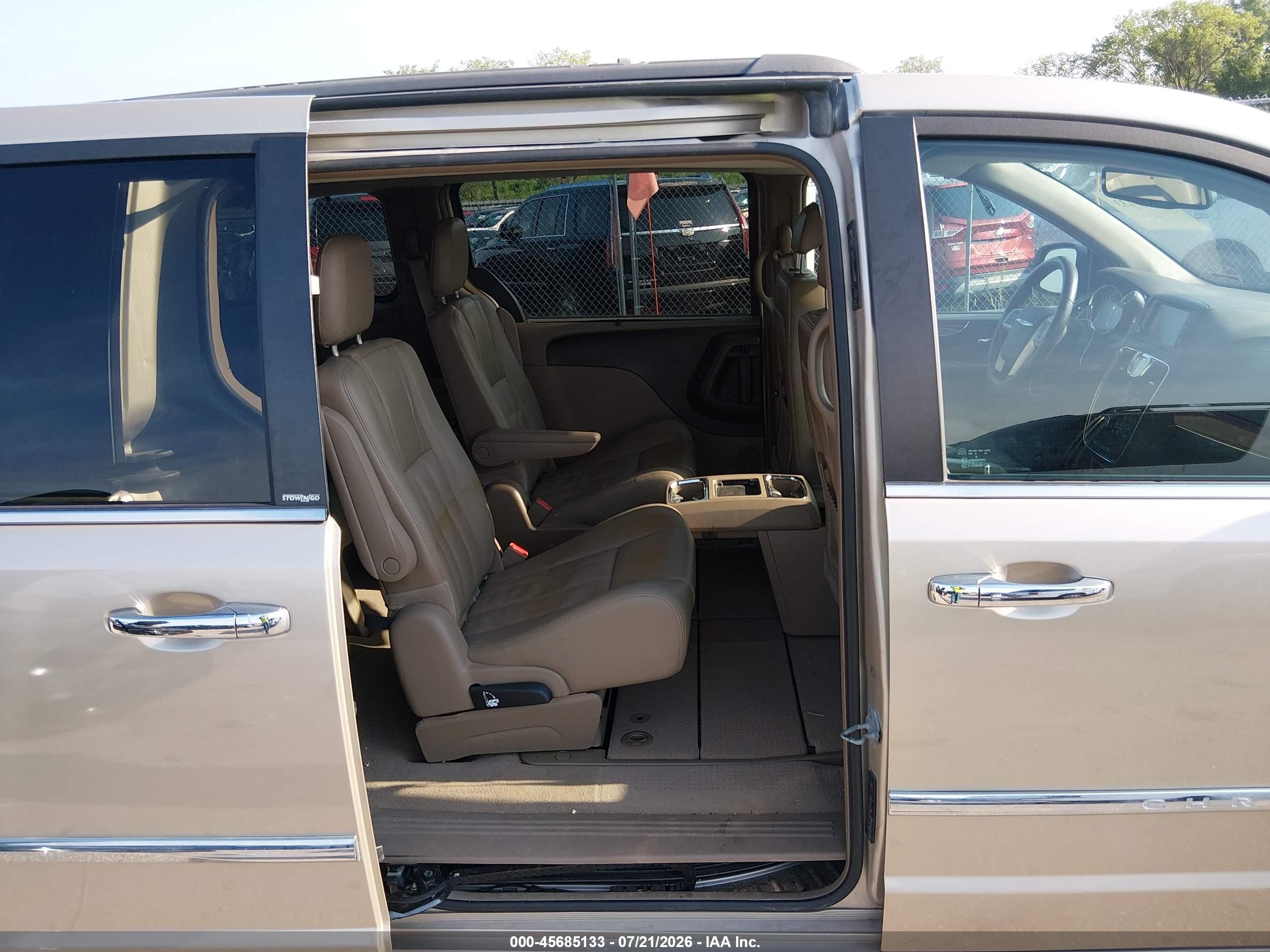 2013 Chrysler Town & Country Touring-l Gold vin: 2C4RC1CG4DR645839
