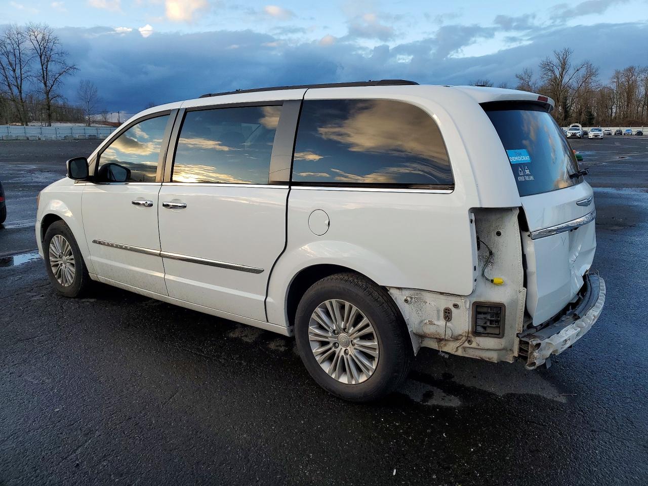 2015 Chrysler Town & Country Touring L White vin: 2C4RC1CG4FR547705