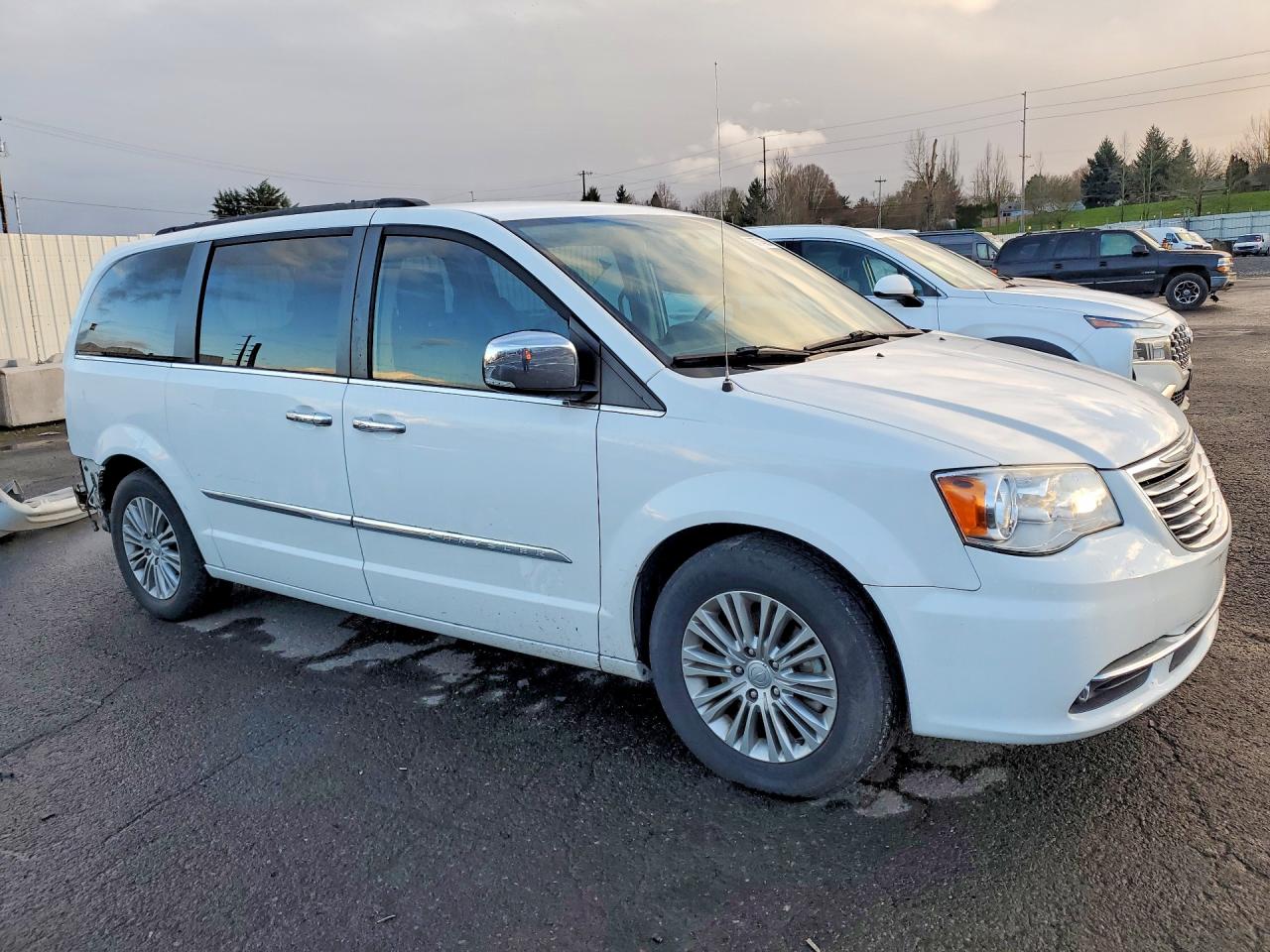 2015 Chrysler Town & Country Touring L White vin: 2C4RC1CG4FR547705