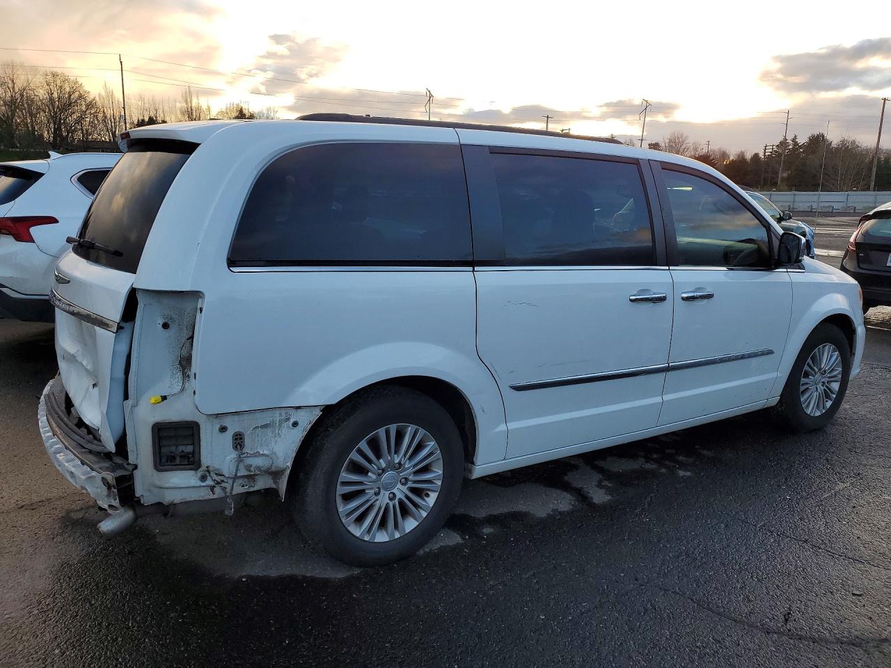 2015 Chrysler Town & Country Touring L White vin: 2C4RC1CG4FR547705
