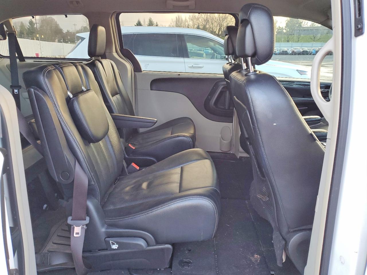 2015 Chrysler Town & Country Touring L White vin: 2C4RC1CG4FR547705