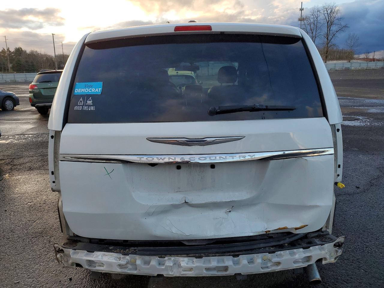 2015 Chrysler Town & Country Touring L White vin: 2C4RC1CG4FR547705