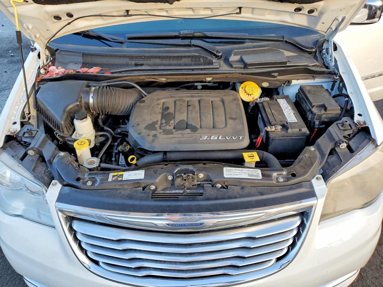 2015 Chrysler Town & Country Touring L White vin: 2C4RC1CG4FR547705