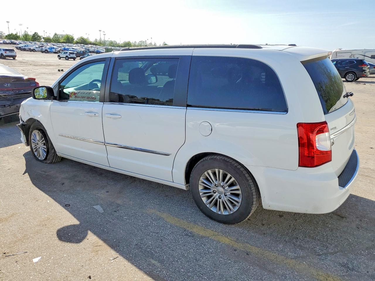 2015 Chrysler Town&count Белый vin: 2C4RC1CG4FR674924