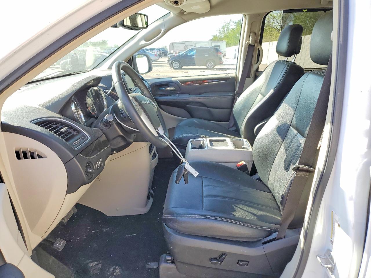 2015 Chrysler Town&count Белый vin: 2C4RC1CG4FR674924