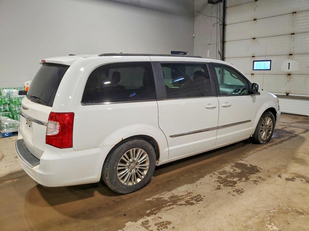 2015 Chrysler Town & Country Touring L White vin: 2C4RC1CG4FR708098
