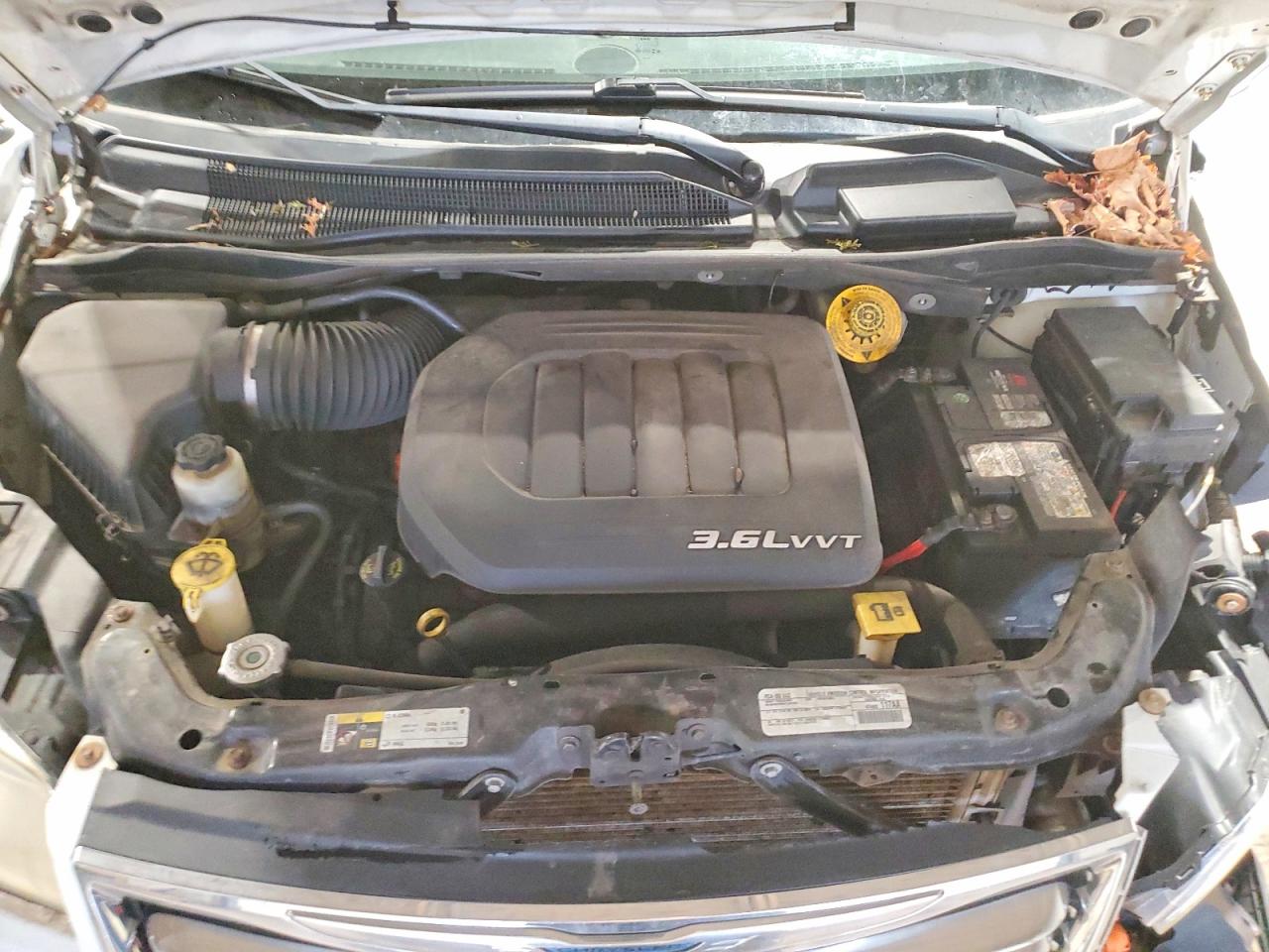 2015 Chrysler Town & Country Touring L White vin: 2C4RC1CG4FR708098