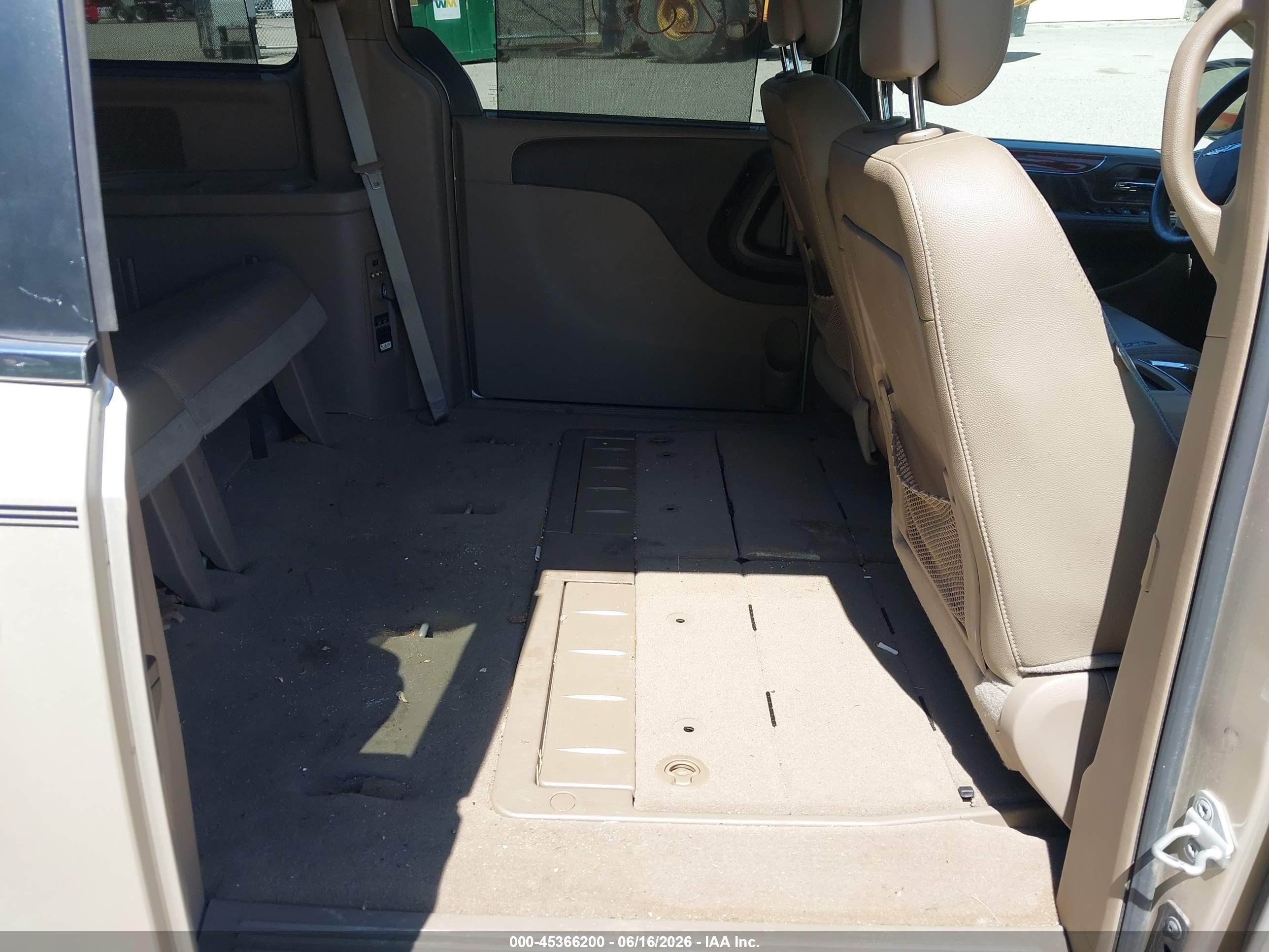 2015 Chrysler Town & Country Touring-l Gold vin: 2C4RC1CG4FR753364
