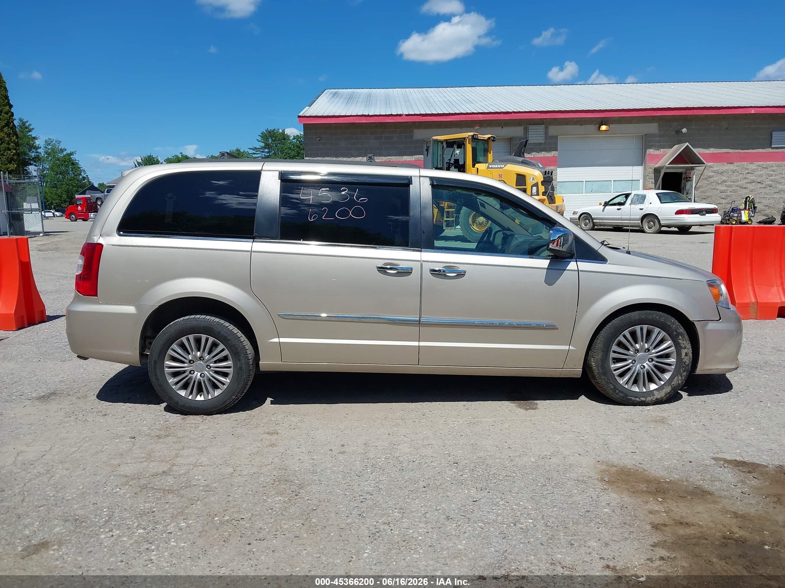 2015 Chrysler Town & Country Touring-l Gold vin: 2C4RC1CG4FR753364