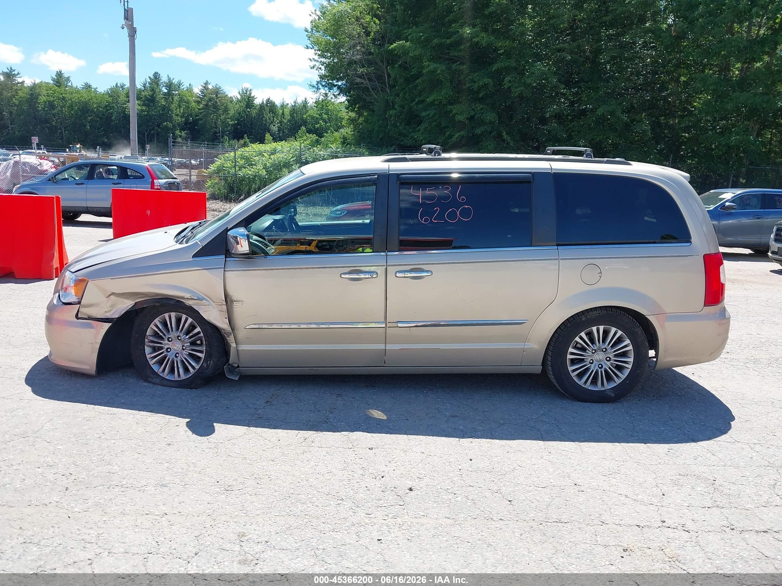 2015 Chrysler Town & Country Touring-l Gold vin: 2C4RC1CG4FR753364