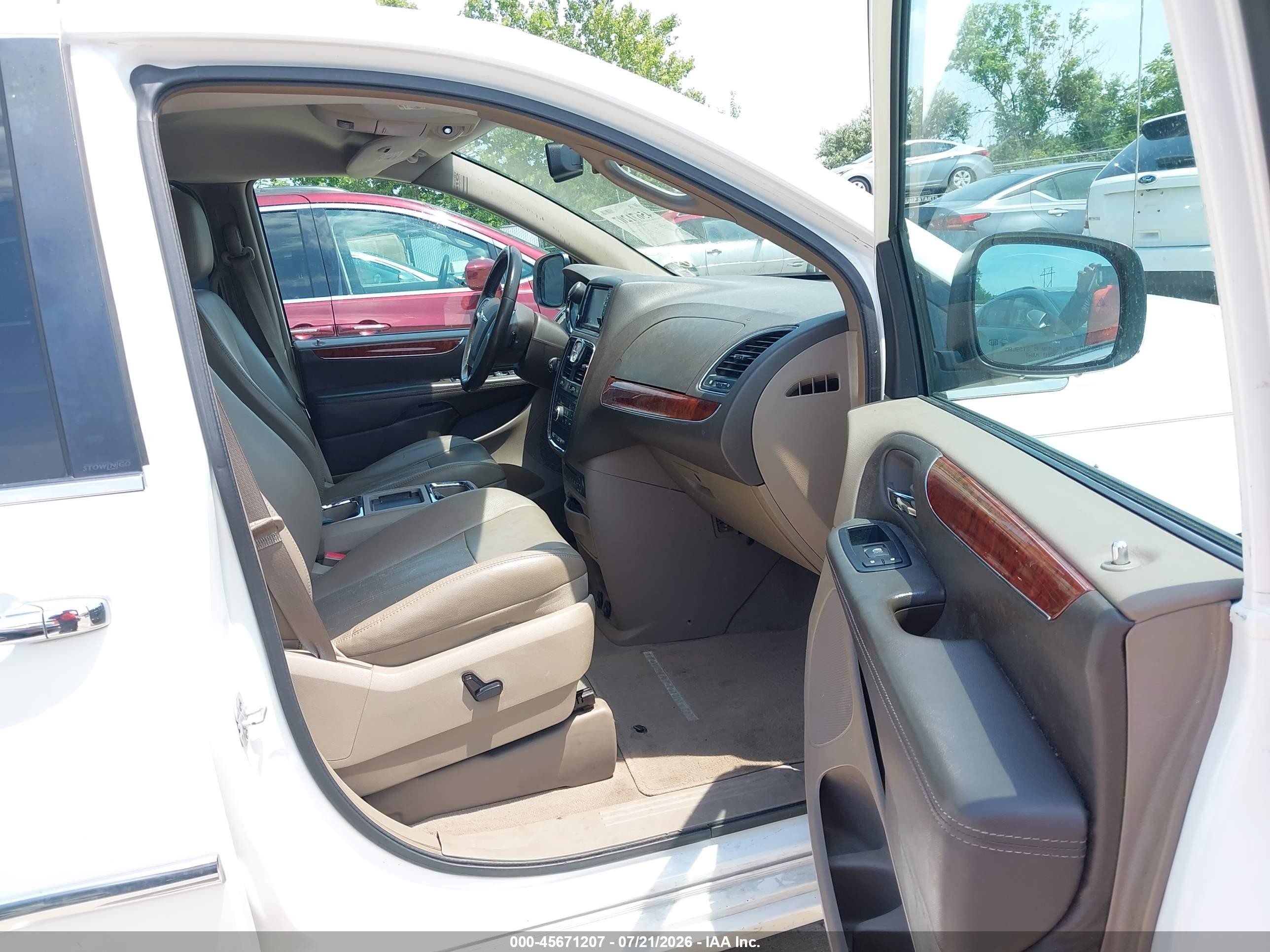2012 Chrysler Town & Country Touring-l White vin: 2C4RC1CG5CR170863
