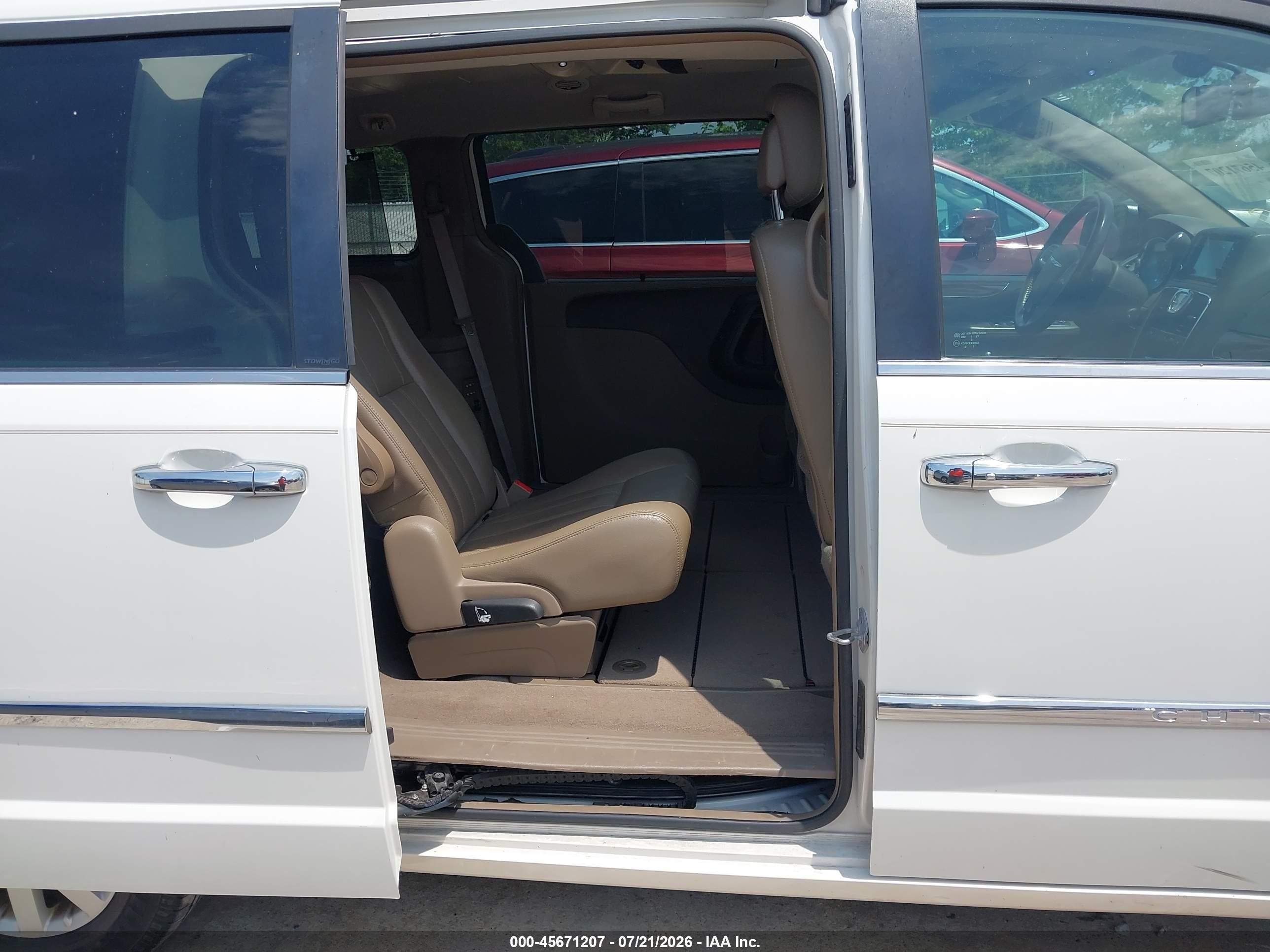 2012 Chrysler Town & Country Touring-l White vin: 2C4RC1CG5CR170863