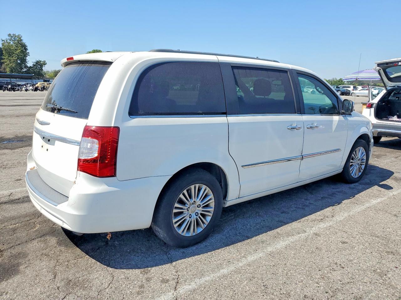 2013 Chrysler Town & Country Touring L White vin: 2C4RC1CG5DR606659