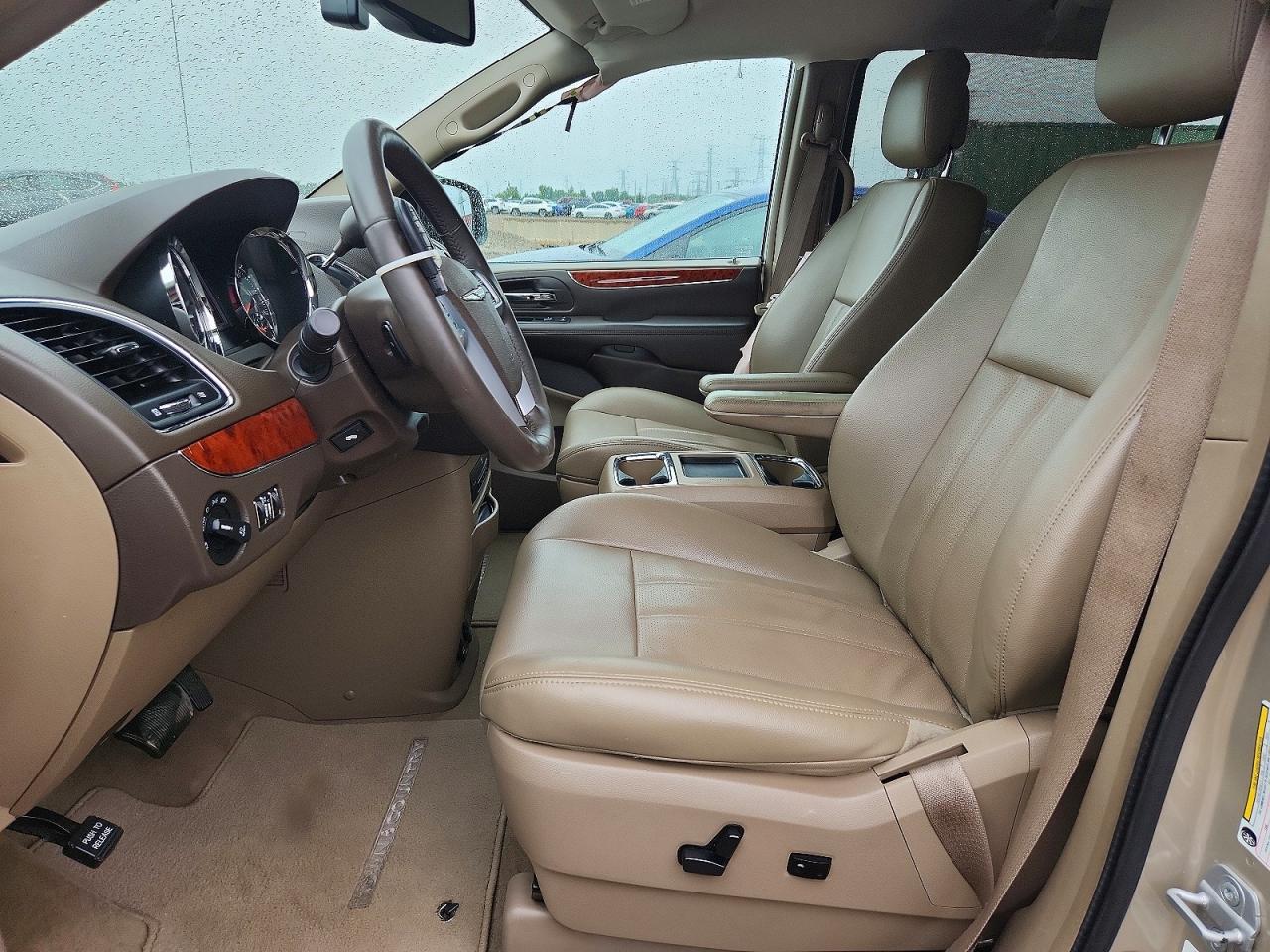 2013 Chrysler Town & Country Touring L Beige vin: 2C4RC1CG5DR713503