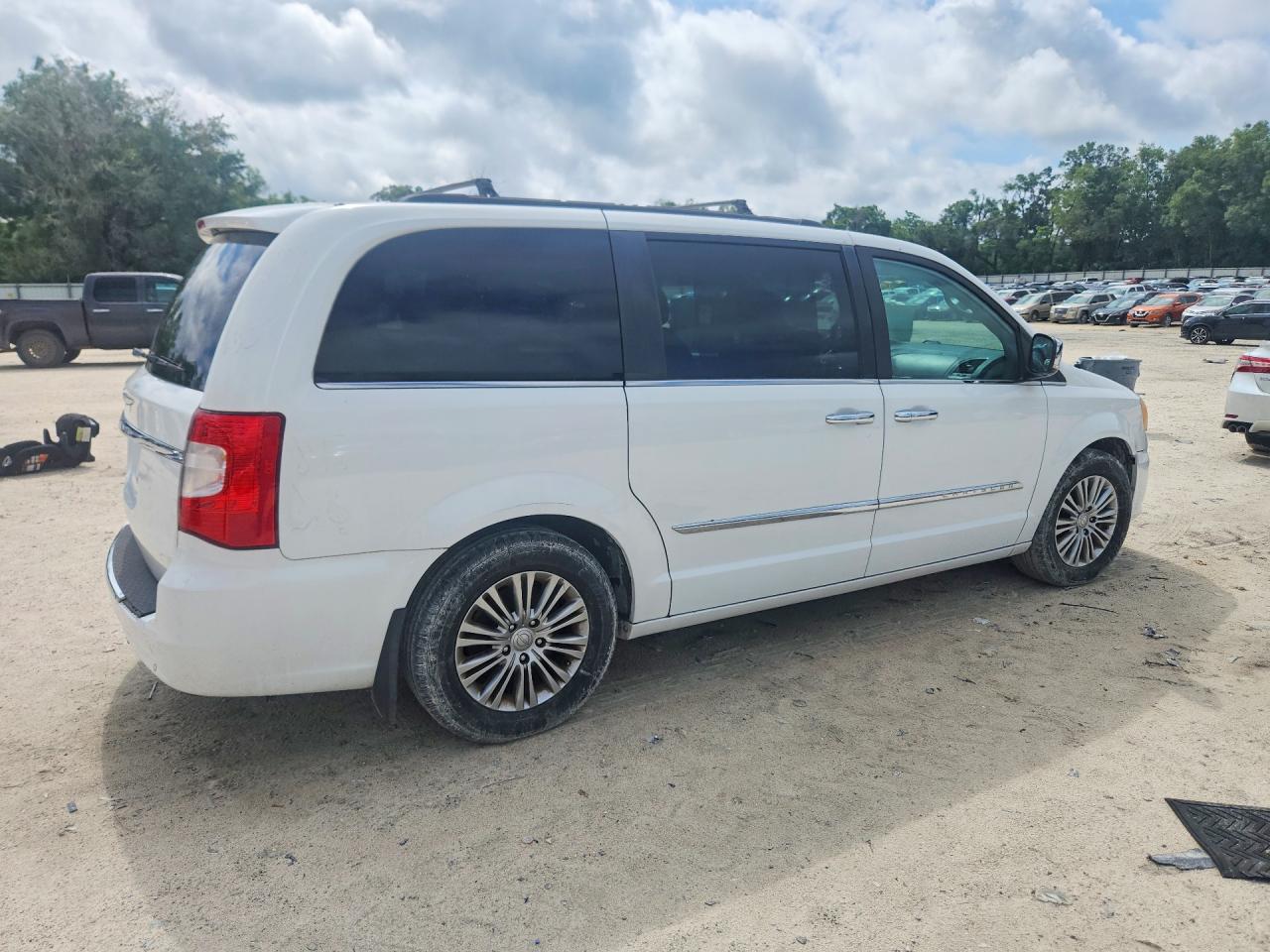 2013 Chrysler Town & Country Touring L White vin: 2C4RC1CG5DR815819