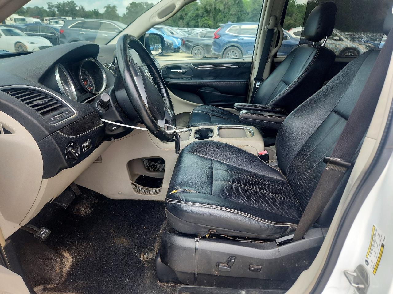 2013 Chrysler Town & Country Touring L White vin: 2C4RC1CG5DR815819