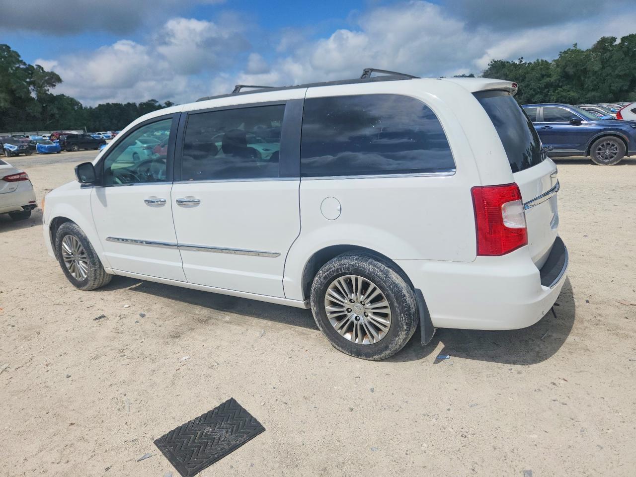 2013 Chrysler Town & Country Touring L White vin: 2C4RC1CG5DR815819