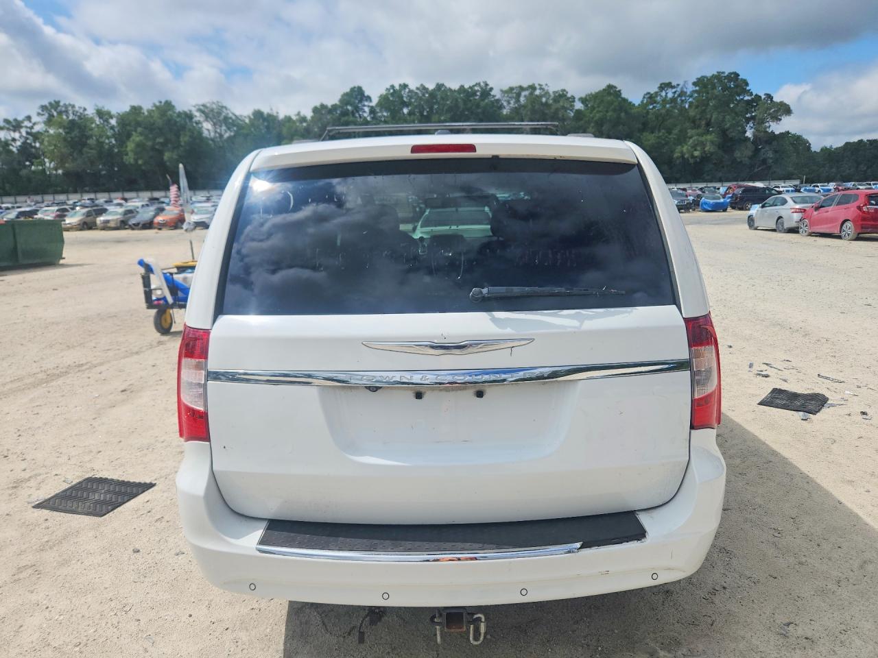 2013 Chrysler Town & Country Touring L White vin: 2C4RC1CG5DR815819