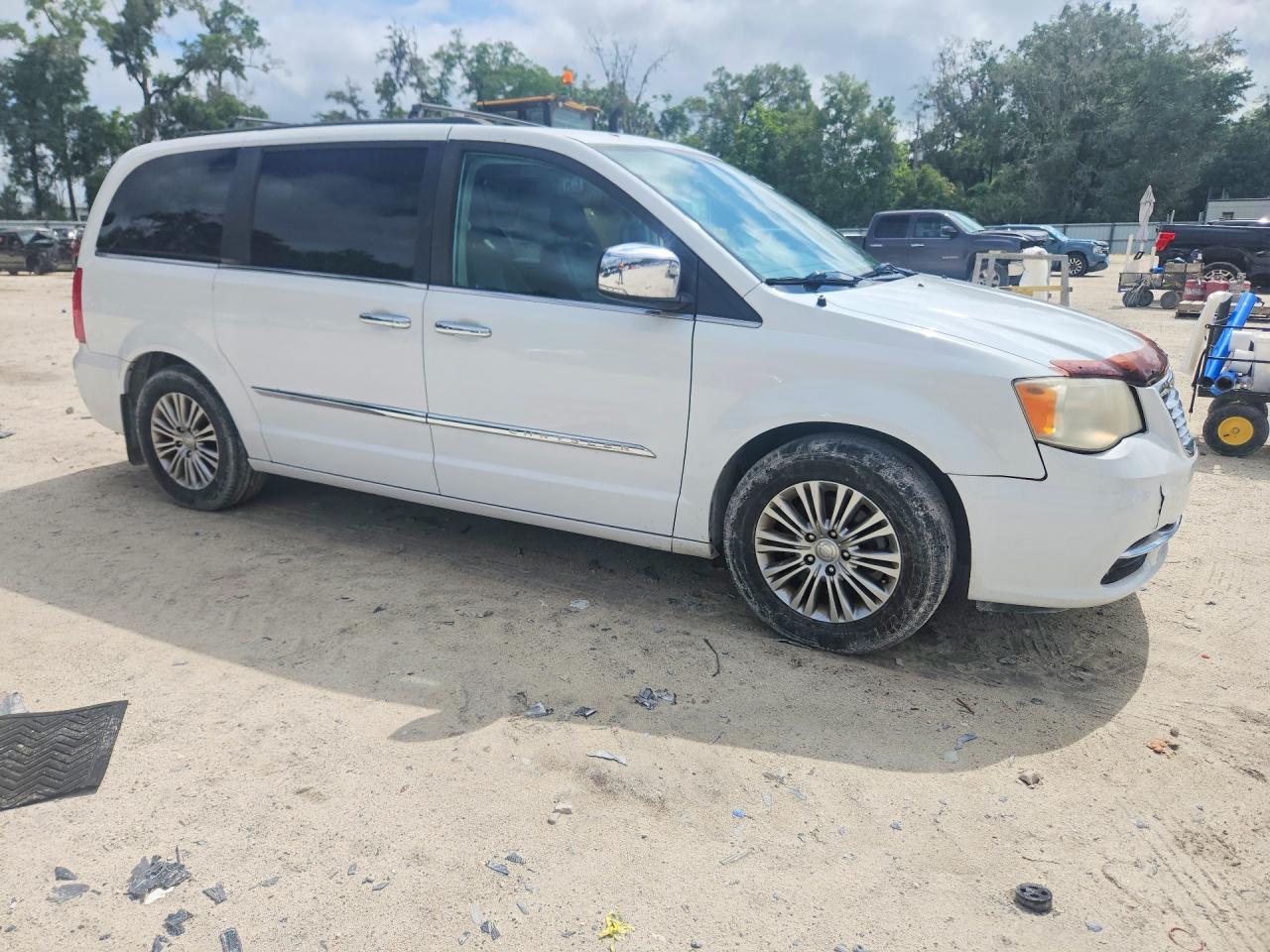 2013 Chrysler Town & Country Touring L White vin: 2C4RC1CG5DR815819