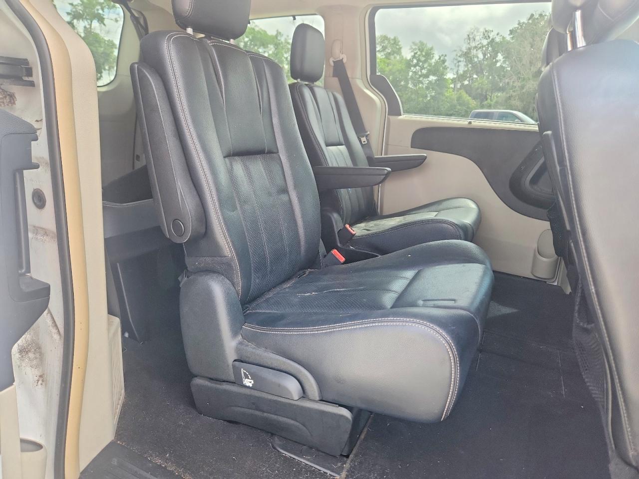 2013 Chrysler Town & Country Touring L White vin: 2C4RC1CG5DR815819